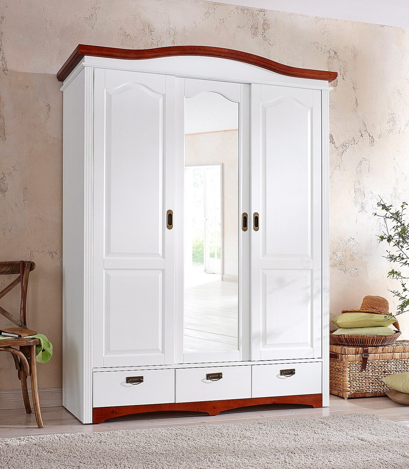 Home affaire Schiebetürenschrank »Konrad, Landhausstil, rustikal, mit Schubladen + Spiegel, Kassetten«, (3 Breiten: 153/202/249 cm H/T ca.207/64 cm), massive Kiefer, FSC®-zertifiziert, Messinggriffe, mehrere Varianten