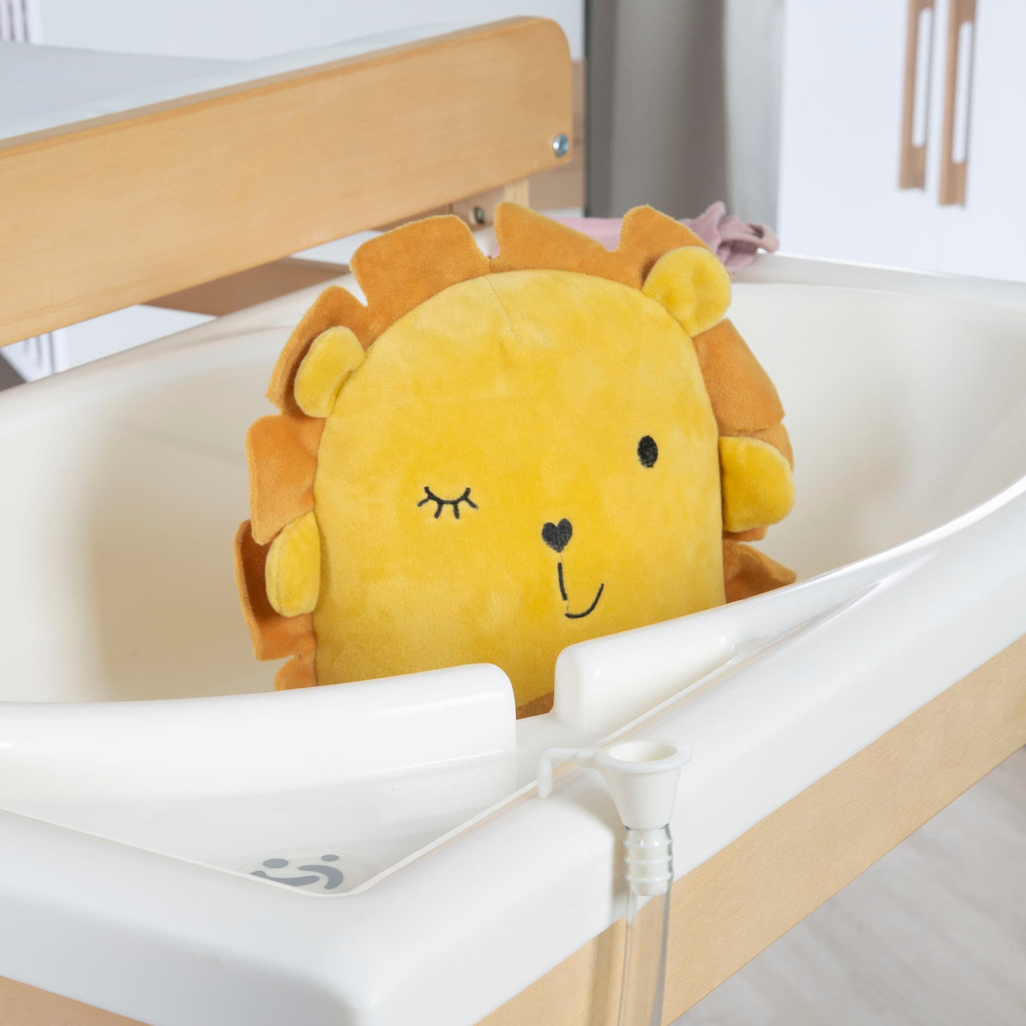 roba® Bade- und Wickelregal »Baby Pool, natur«, bis 15 kg, inkl. herausziehbarer Badewanne und Wickelauflage weiss, 56 cm