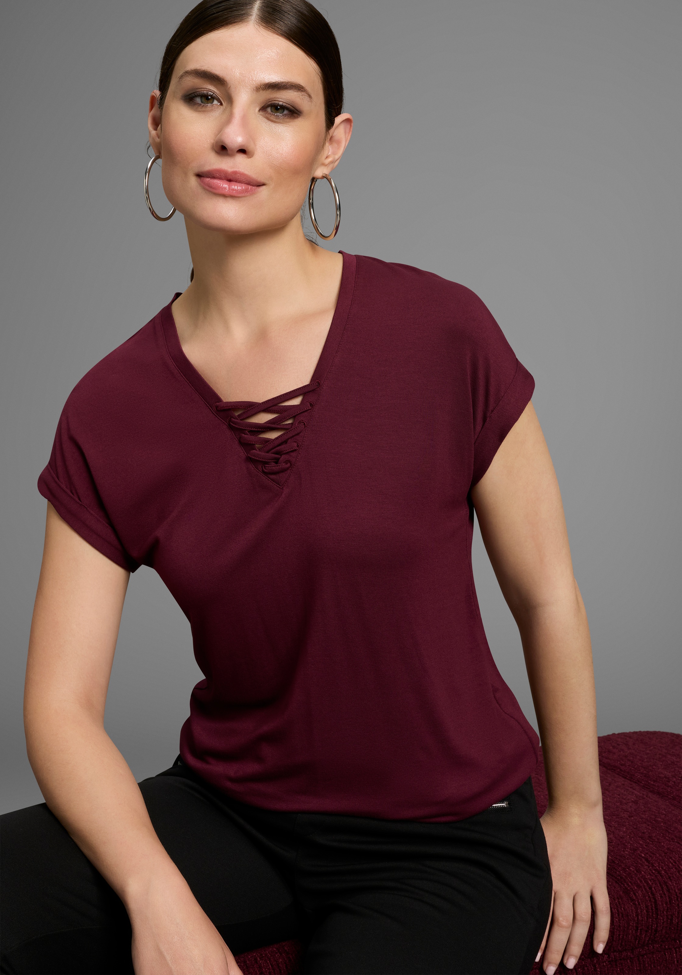 Image of Bruno Banani T-Shirt mit Schnürung im Ausschnitt