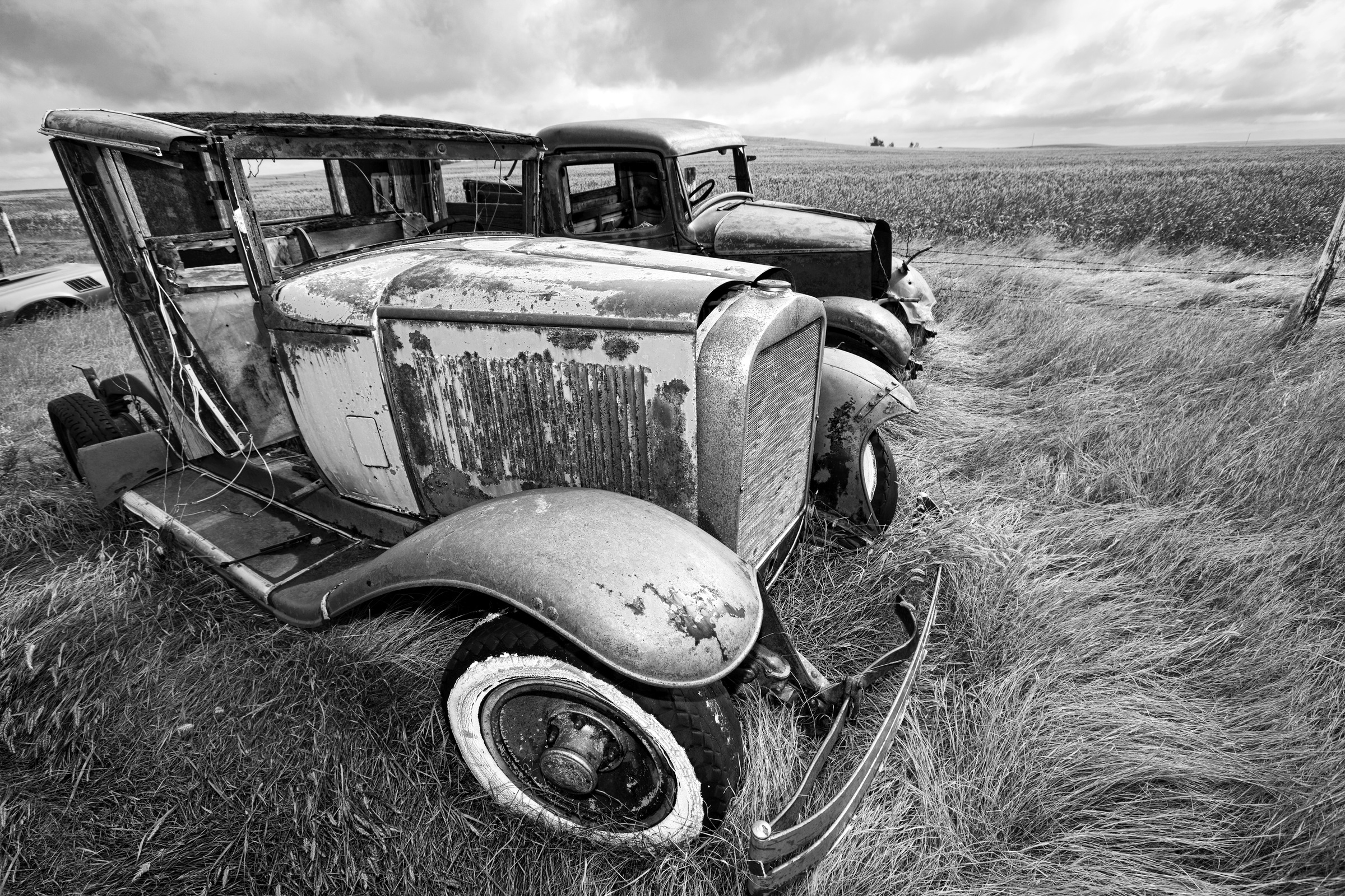 Image of Papermoon Fototapete "Autowrack Schwarz & Weiss"