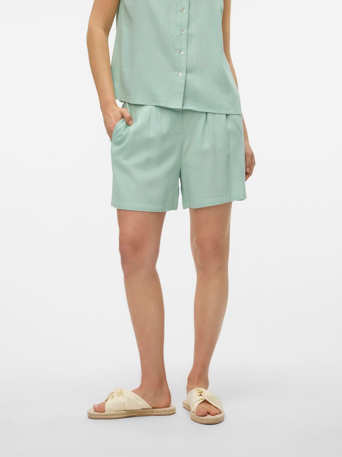 Vero Moda Shorts »VMJESMILO HW SHORTS WVN NOOS«  Viskosemischung, regular fit, mit Leinen