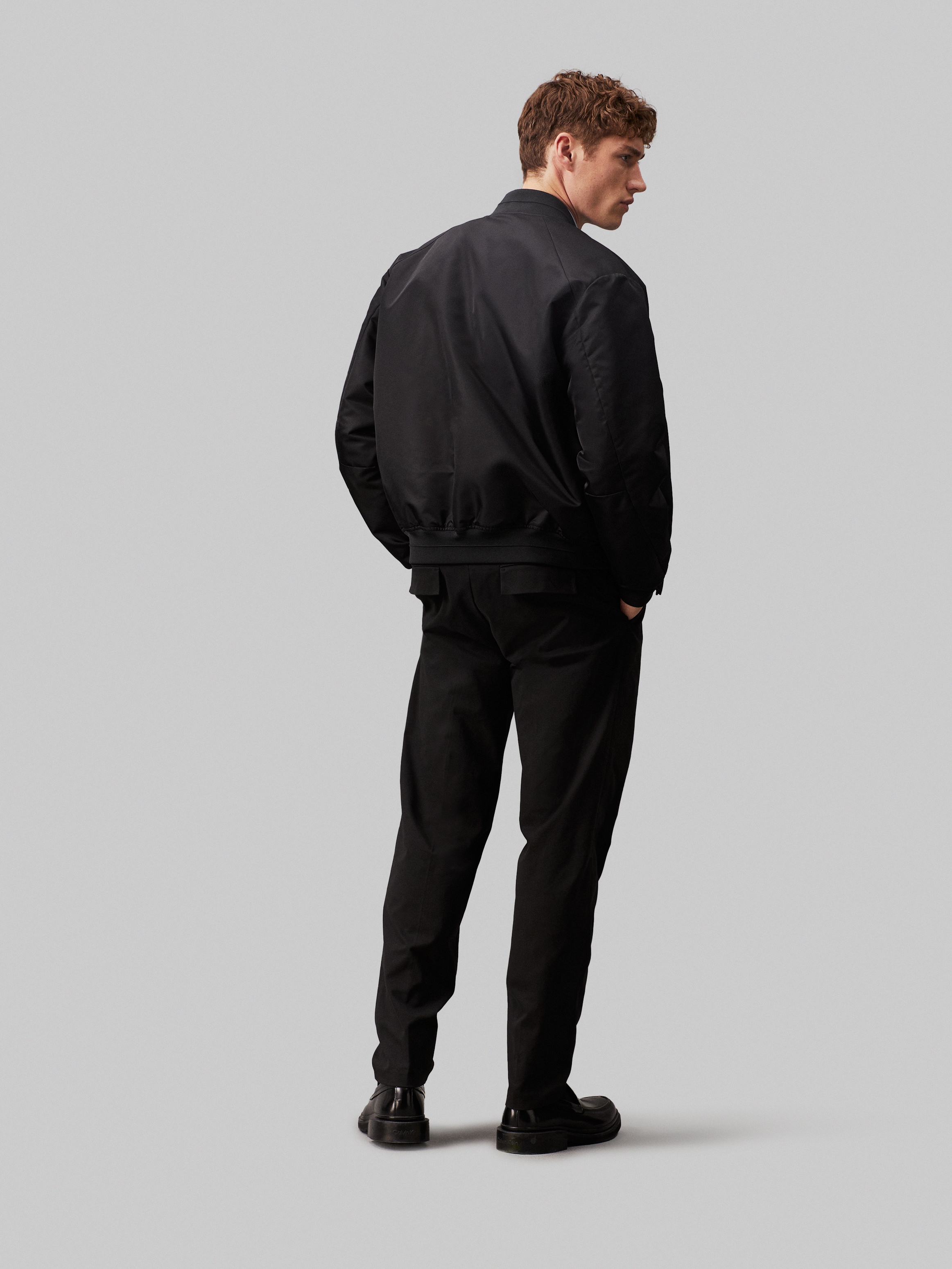 Calvin Klein Bügelfaltenhose »MODERN TWILL TAPERED PLEAT PANTS«, mit Logoprägung