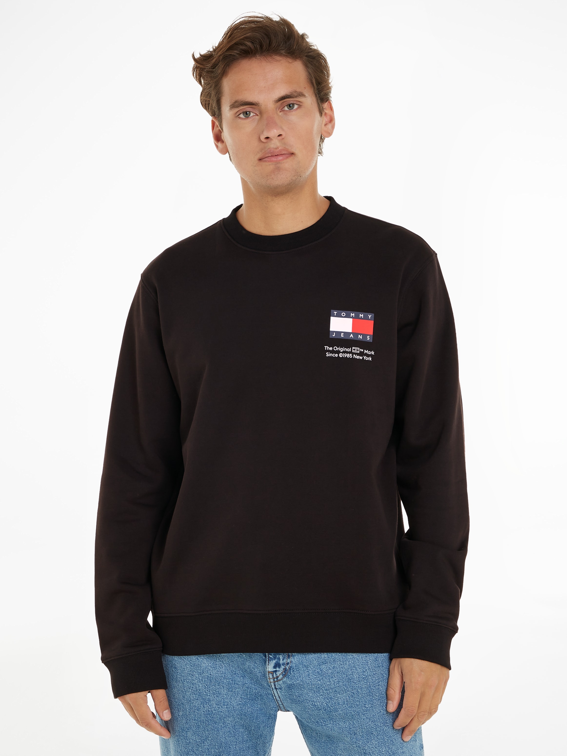 Tommy Jeans Sweatshirt »TJM REG ESSENTIAL FLAG CNECK EXT«, Rundhals-Sweatshirt mit Logo