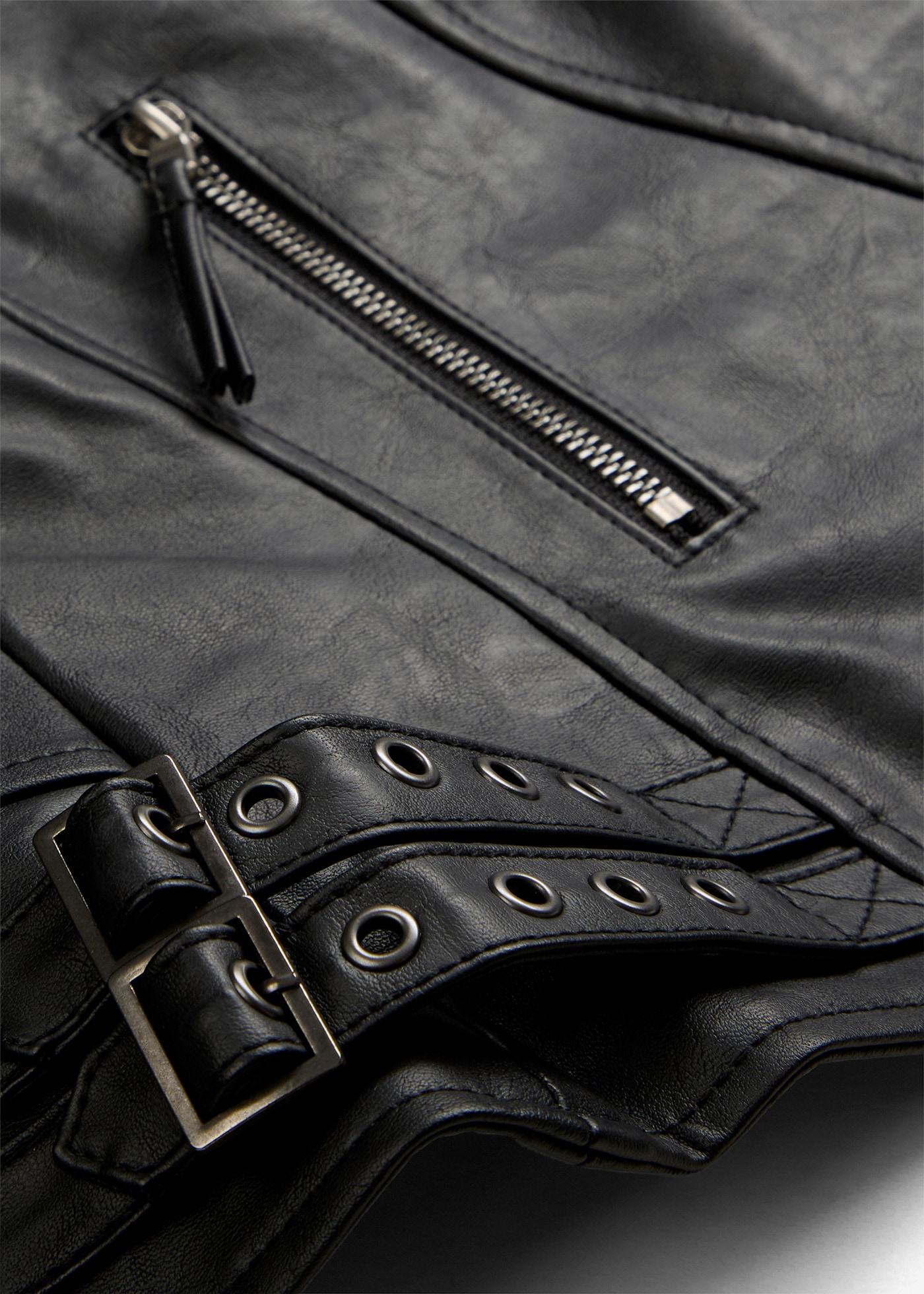 bonprix Lederimitatjacke im Bikerstil, taillierte Passform, mit Kragen und Revers