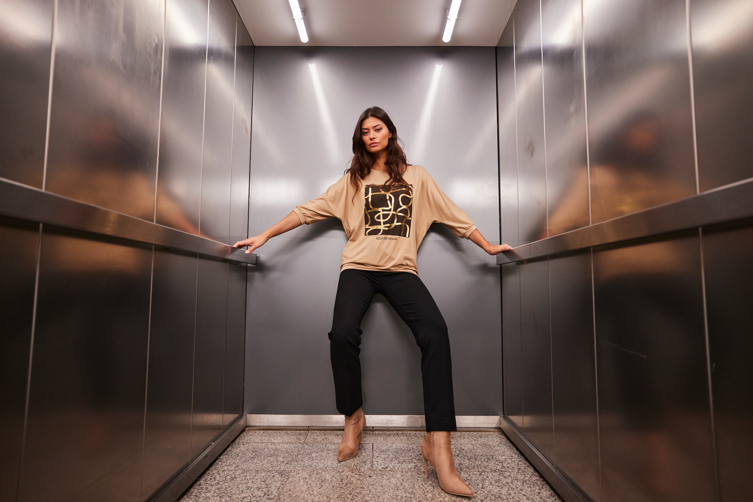 Aniston SELECTED Fledermausshirt, mit goldfarbenem Folienprint