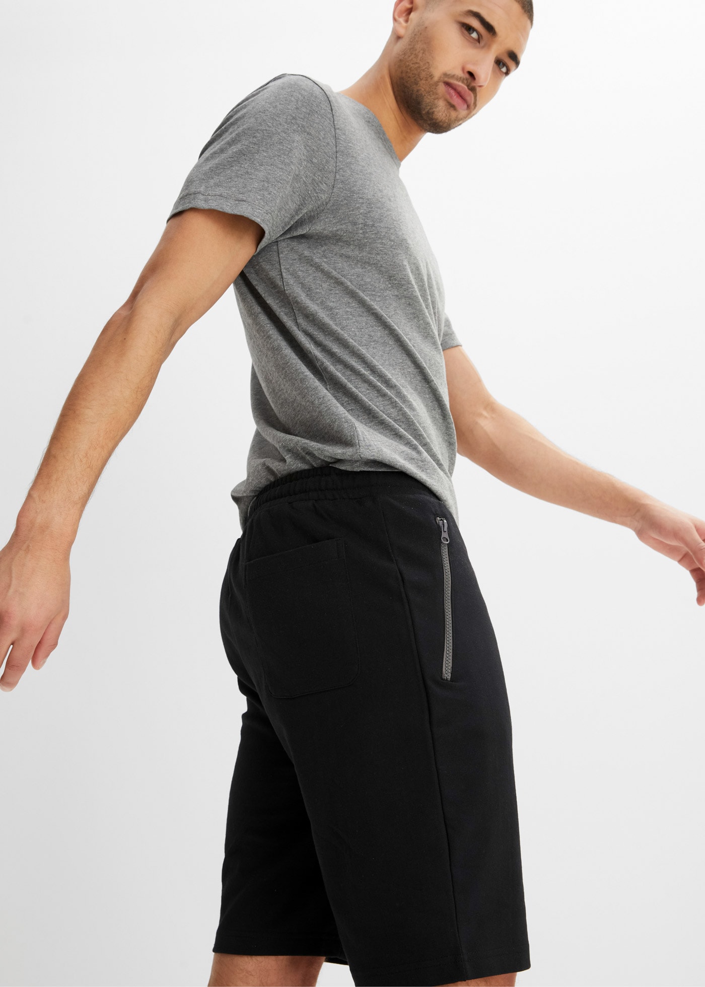 Image of bonprix Sweatbermudas aus Baumwolle und Polyester, mit Reissverschluss-Taschen, regular fit