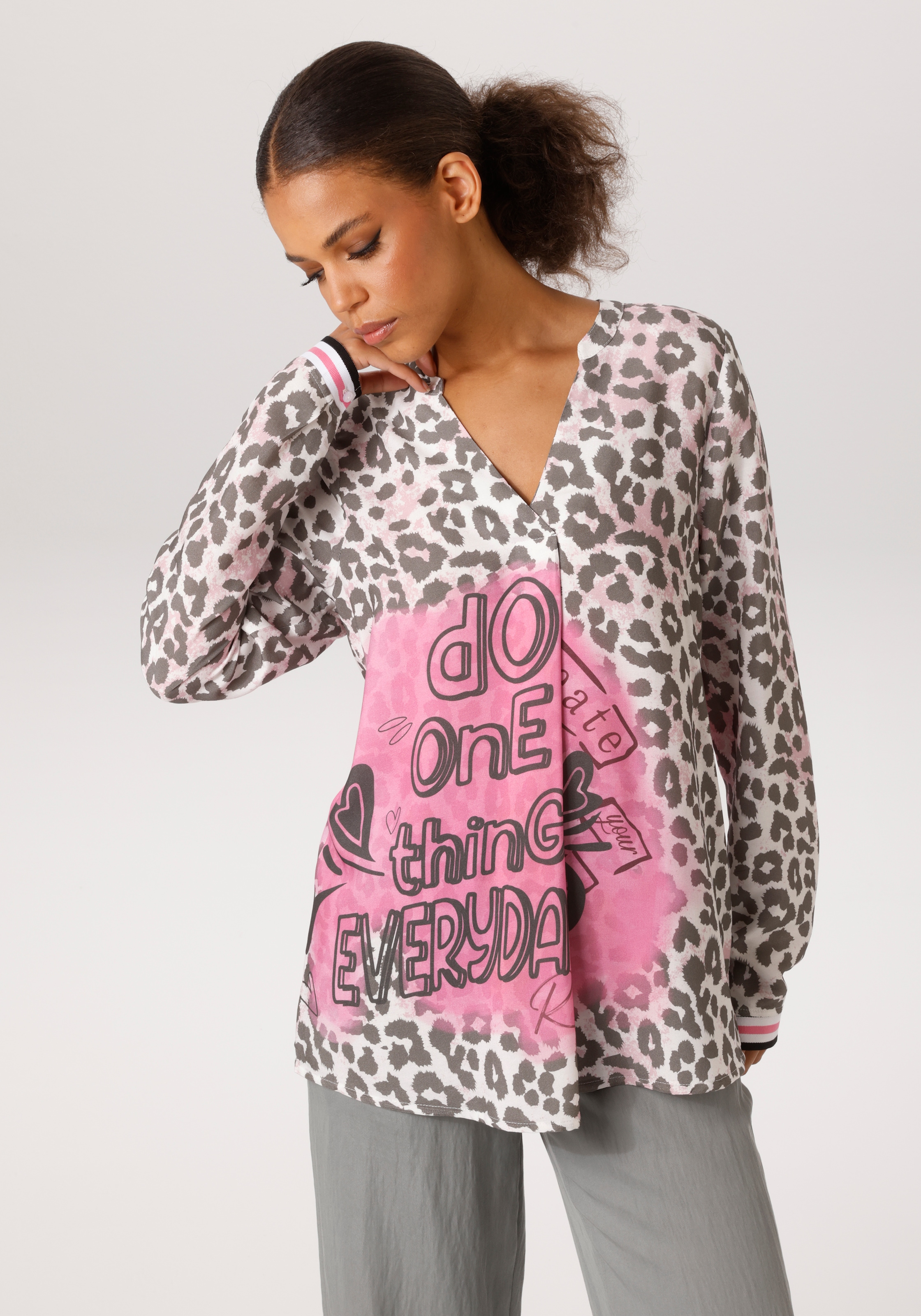 Image of Aniston CASUAL Schlupfbluse mit Statement-Schriftzügen und coolen Leoprint