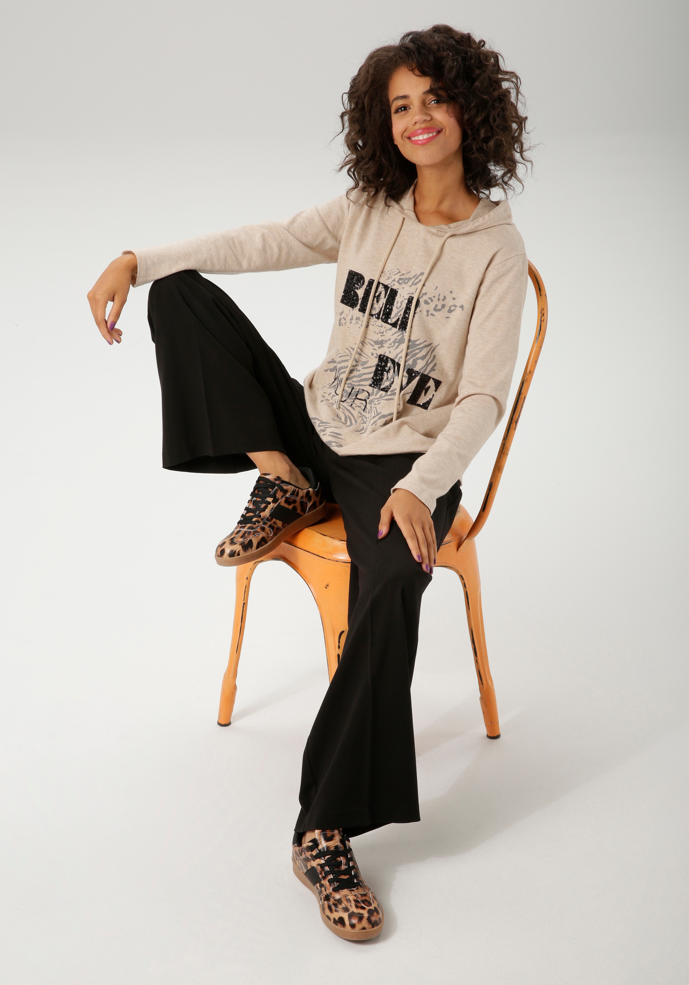 Aniston CASUAL Pull en tricot partie avant ornée d’un lettrage en sequins