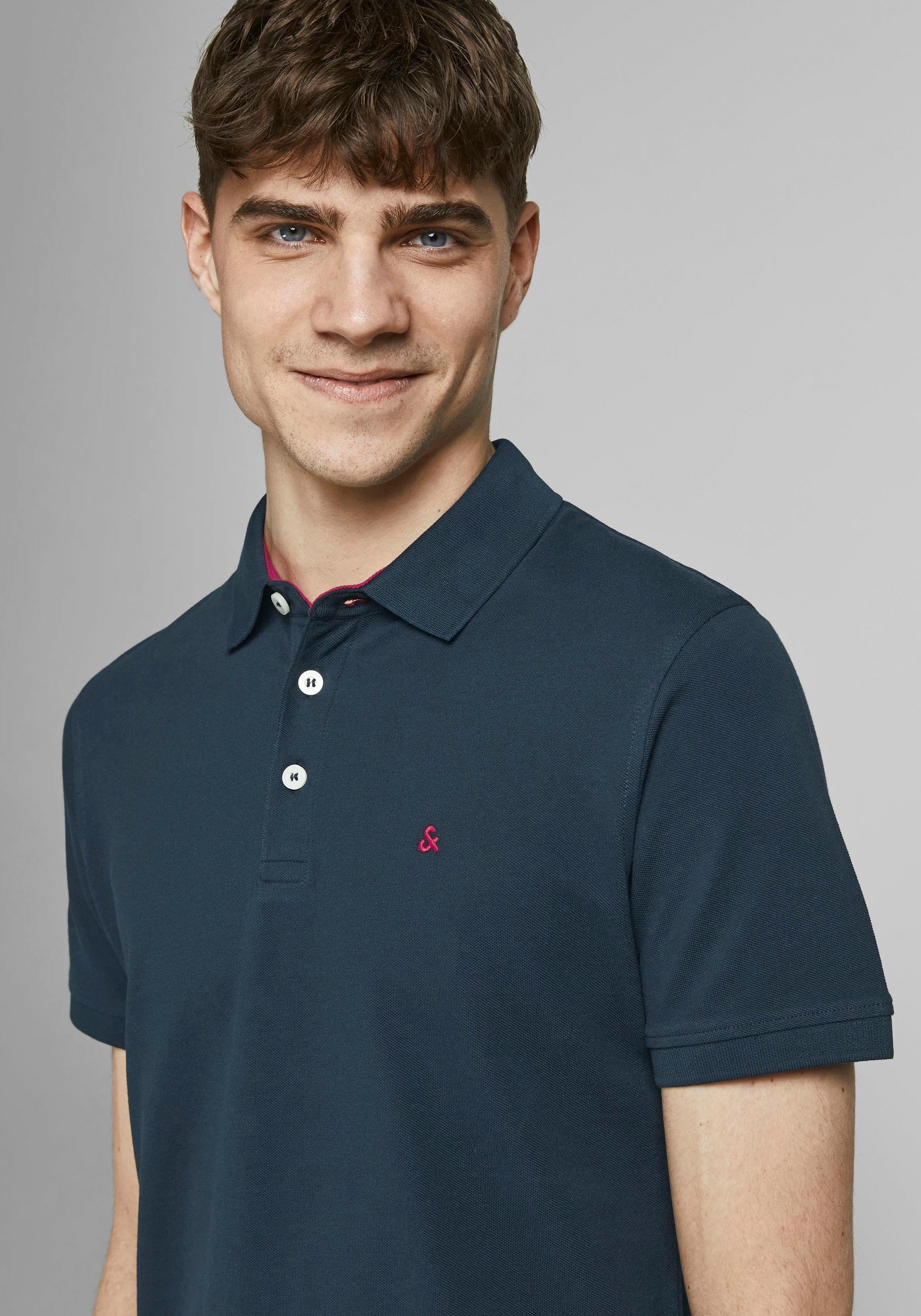 Jack & Jones Poloshirt »JJEPAULOS  Poloshirt mit klassischem Kragen und figurbetonter Form« Logostickerei, modisch, schmal, Baumwolle, Polokragen