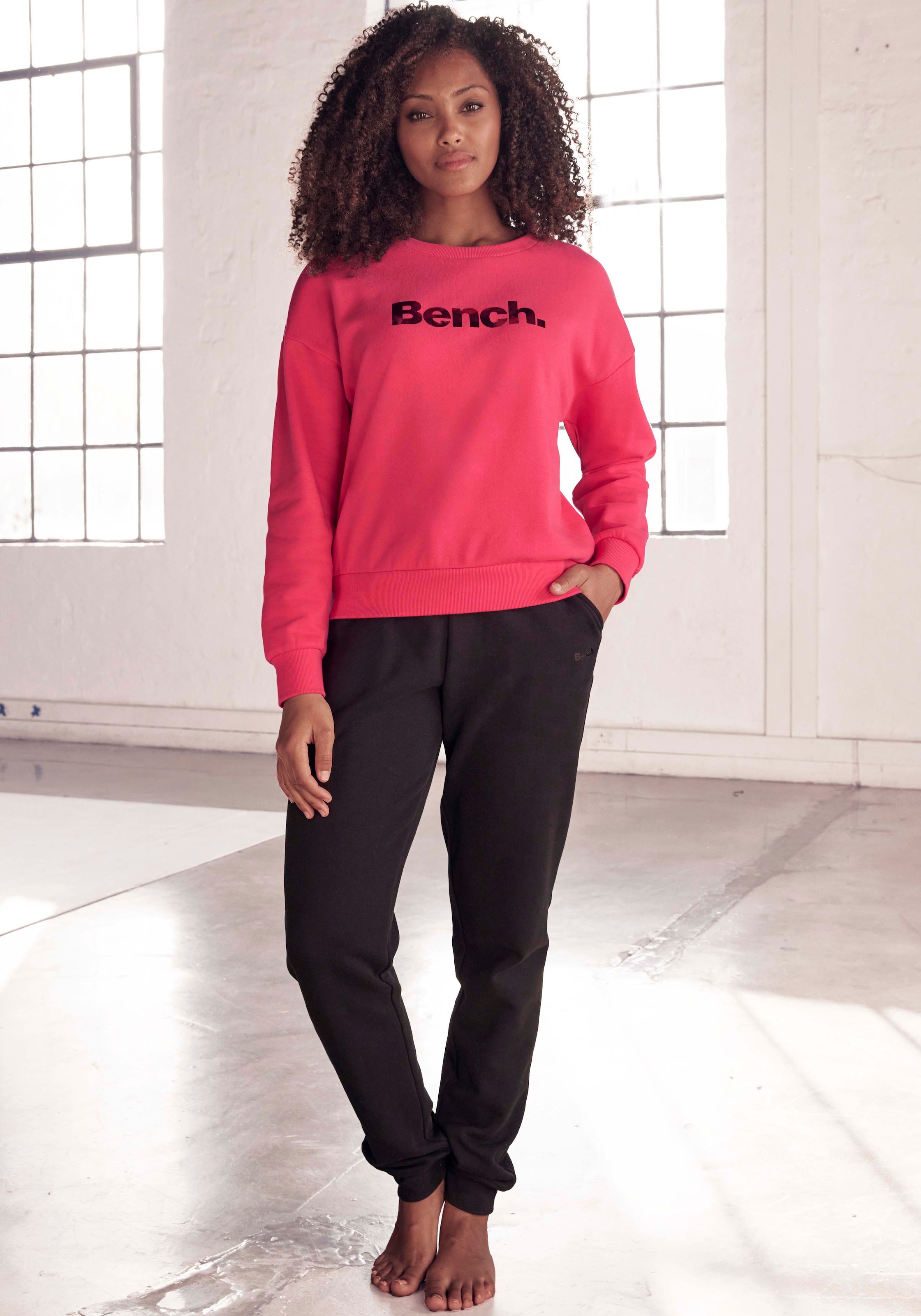 ♕ Bench. Loungewear Sweatshirt glänzendem kaufen versandkostenfrei mit »-Loungeshirt«, Loungewear, Logodruck, Loungeanzug