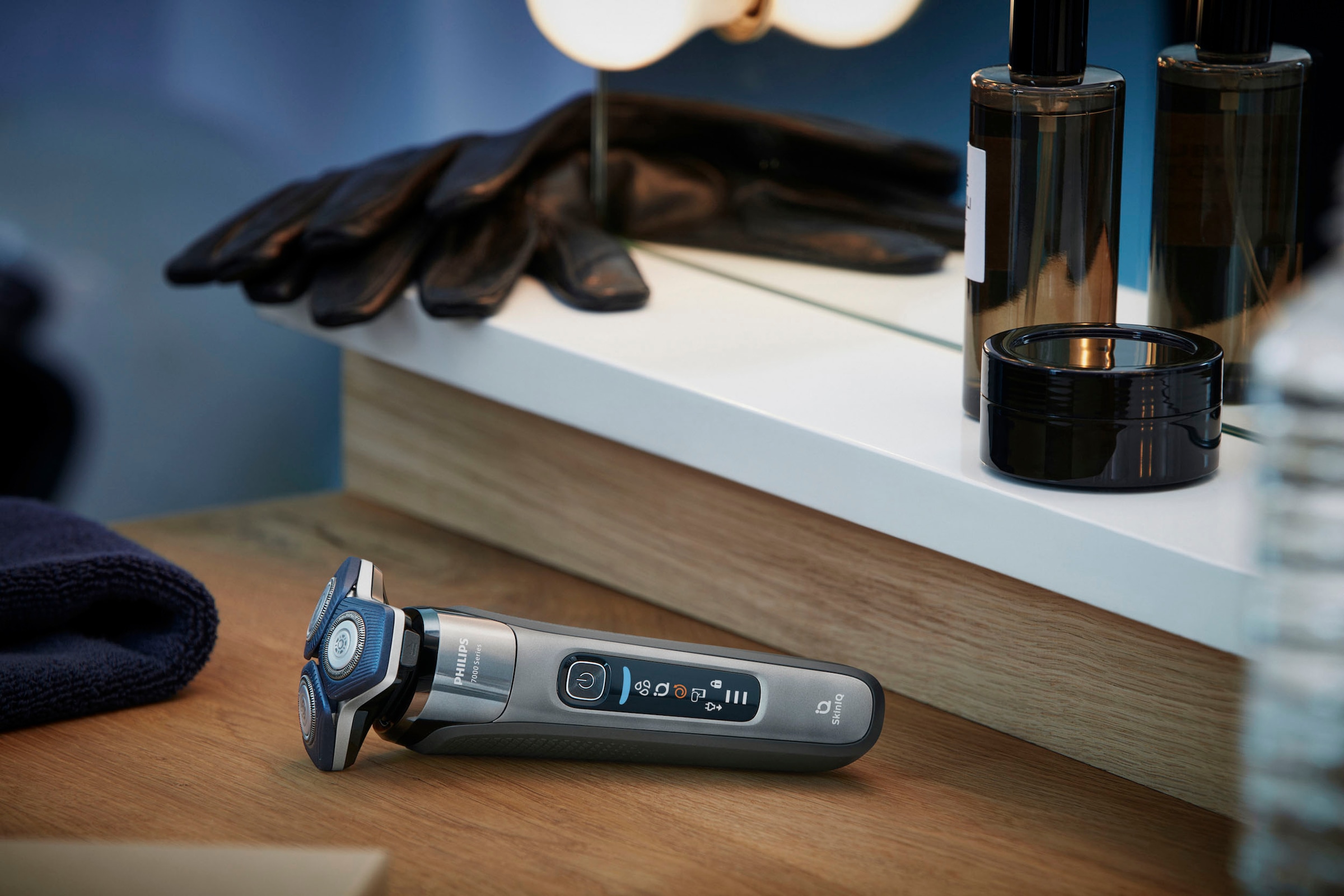 Philips Elektrorasierer »Shaver Series 7000 S7887/55«, Reinigungsstation, ausklappbarer Präzisionstrimmer, 1 Reinigungskartusche, Etui, Ladestand, mit SkinIQ Technologie