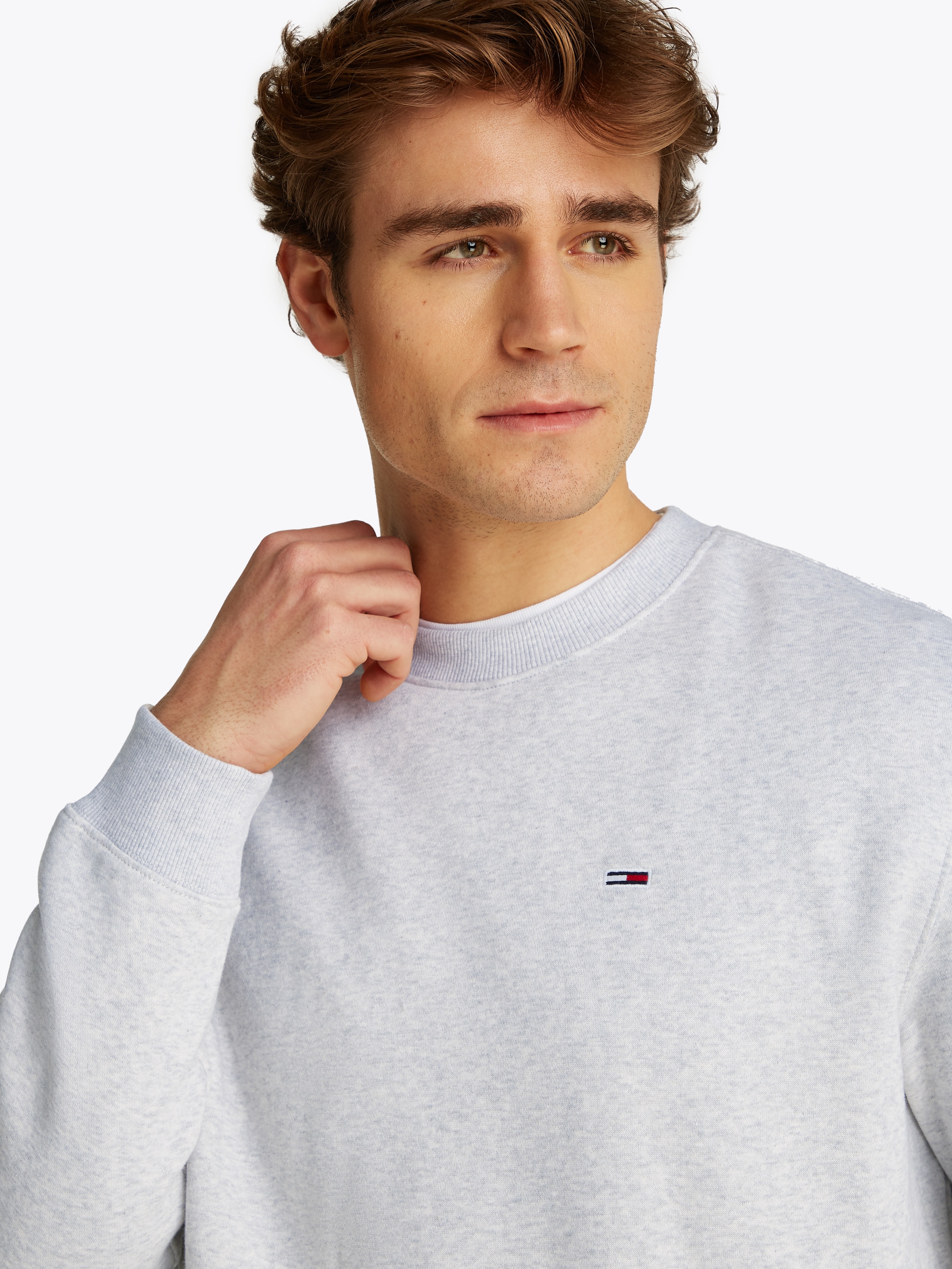 Tommy Jeans Sweatshirt »TJM REGULAR FLAG CREW NECK«, Mit besticktem Markenlogo auf Brusthöhe
