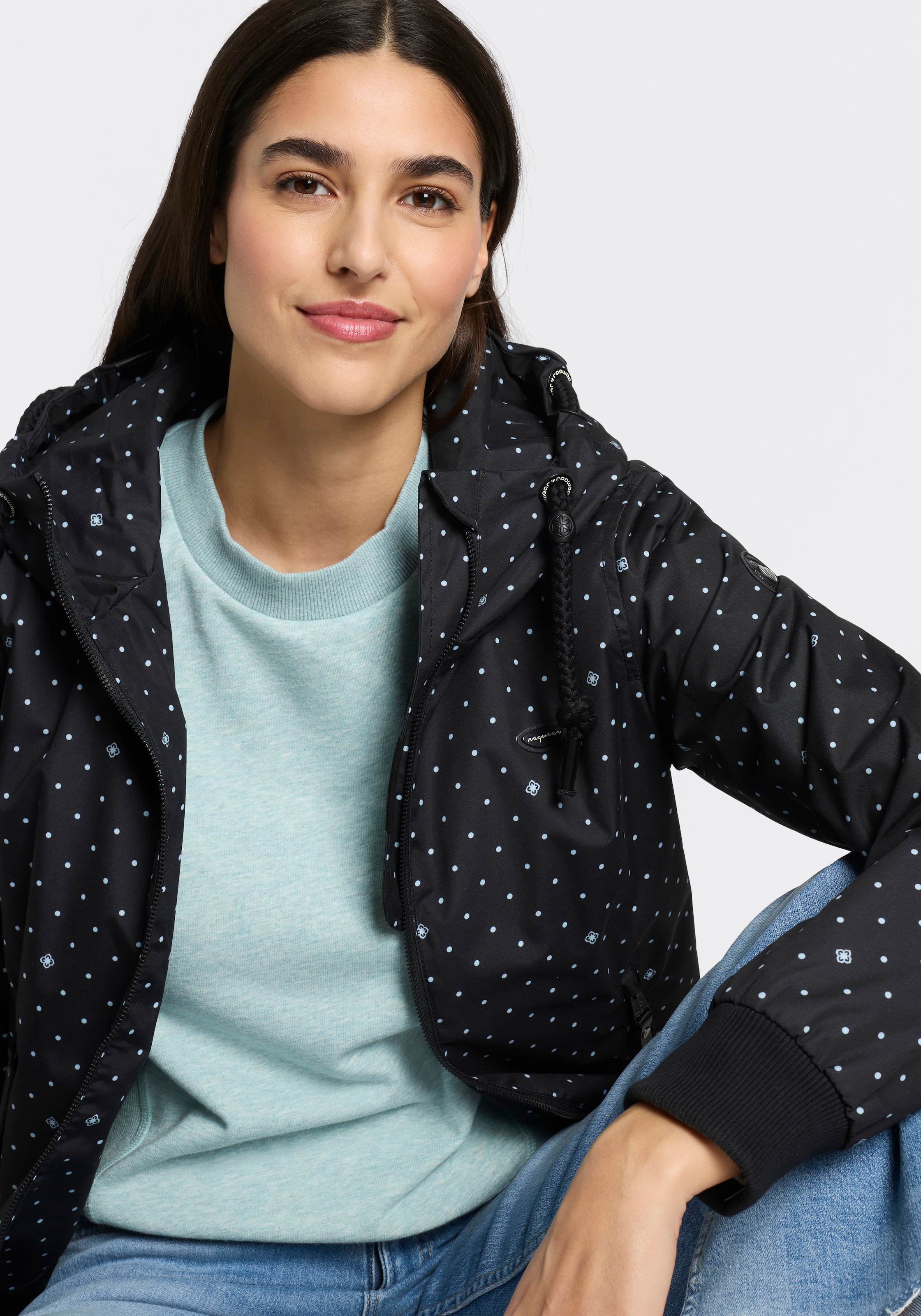 Ragwear Outdoorjacke »NUGGIE DOTS O« mit Kapuze aus Polyester, hüftlange Passform, hochschliessender Kragen