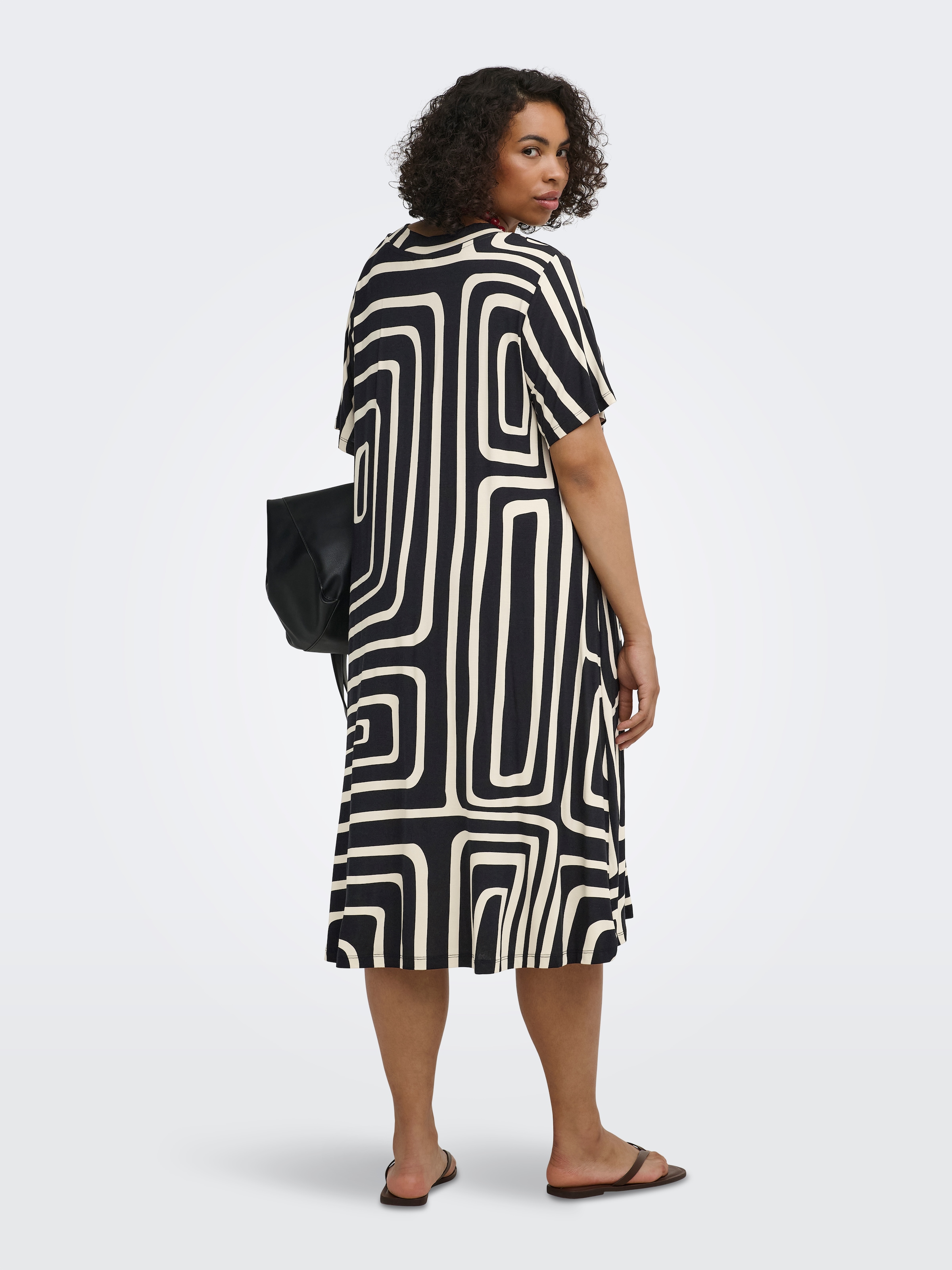 ONLY CARMAKOMA Robe t-shirt »CARFYRLA LIFE S/S V-NCK BLK AOP DRE NOOS« mélange viscose, coupe régulière