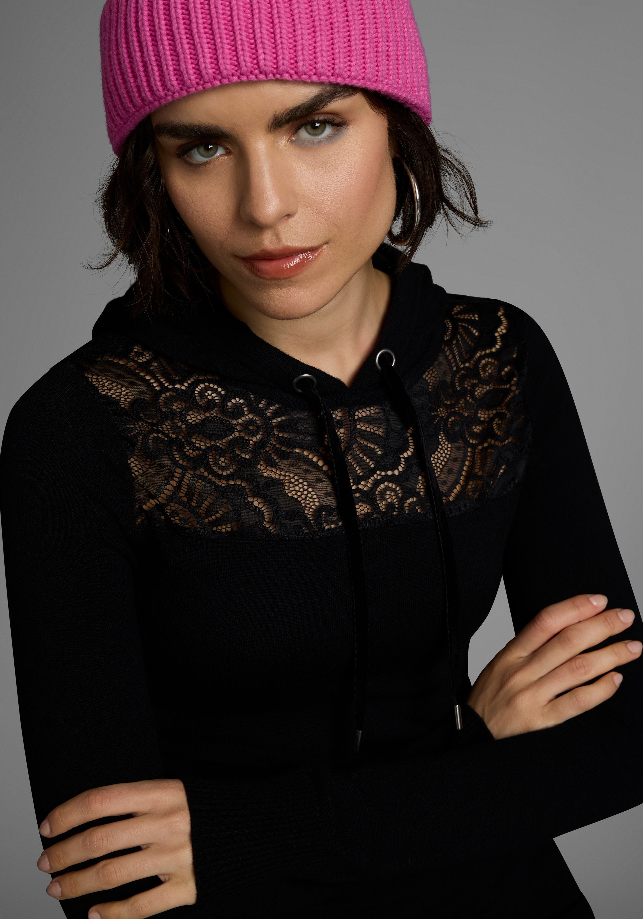 Melrose Strickkleid Mini-Länge, mit Spitzeneinsatz und Kapuze