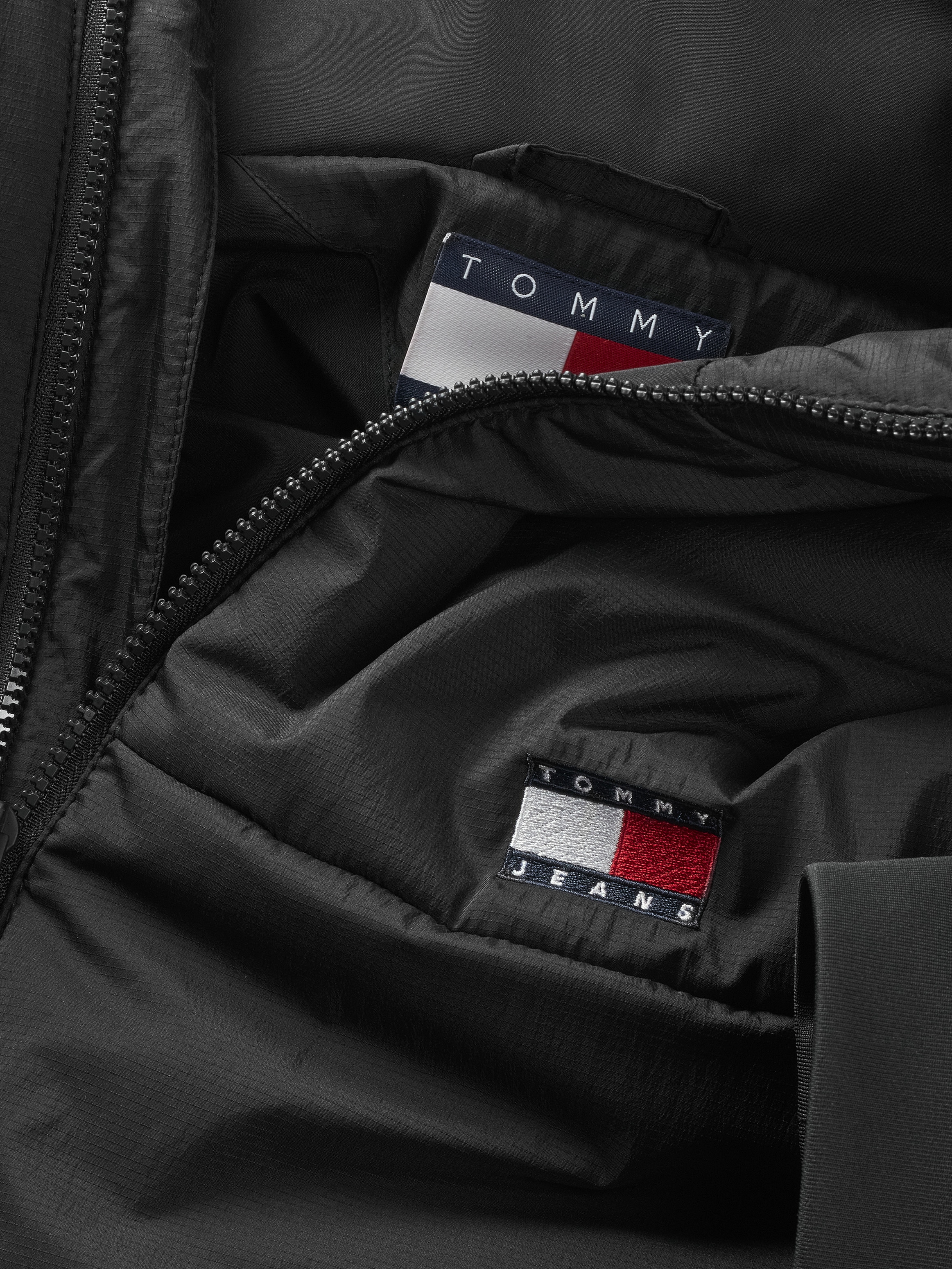 Tommy Jeans Plus Allwetterjacke »TJM LT POLY JACKET EXT«, mit Kapuze, in Grossen Grössen, Logostickerei, Eingriffstaschen