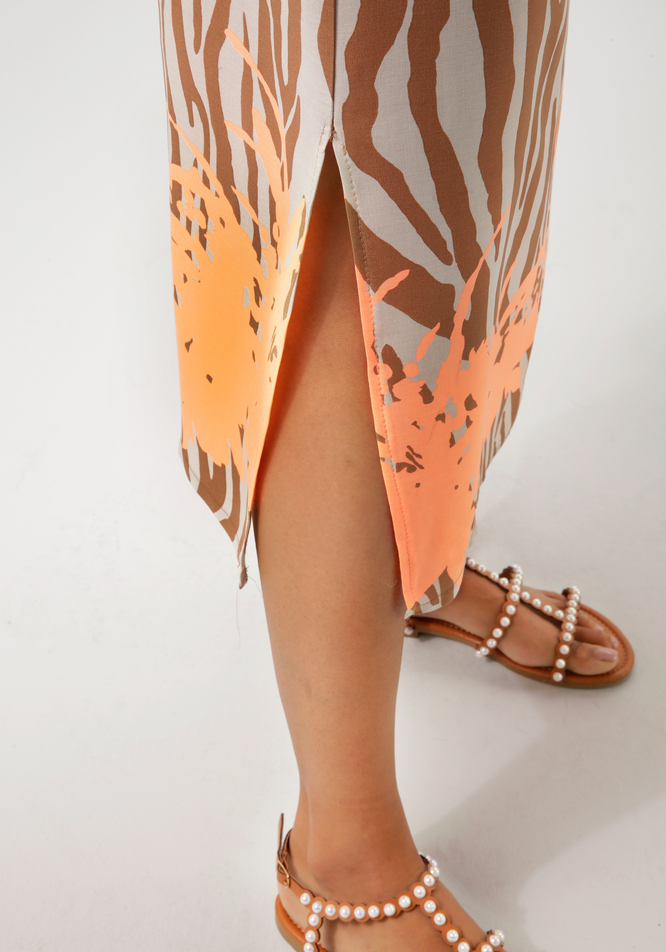 Aniston CASUAL Sommerkleid, mit Zebrastreifen und extravagantem Bordüren-Druck