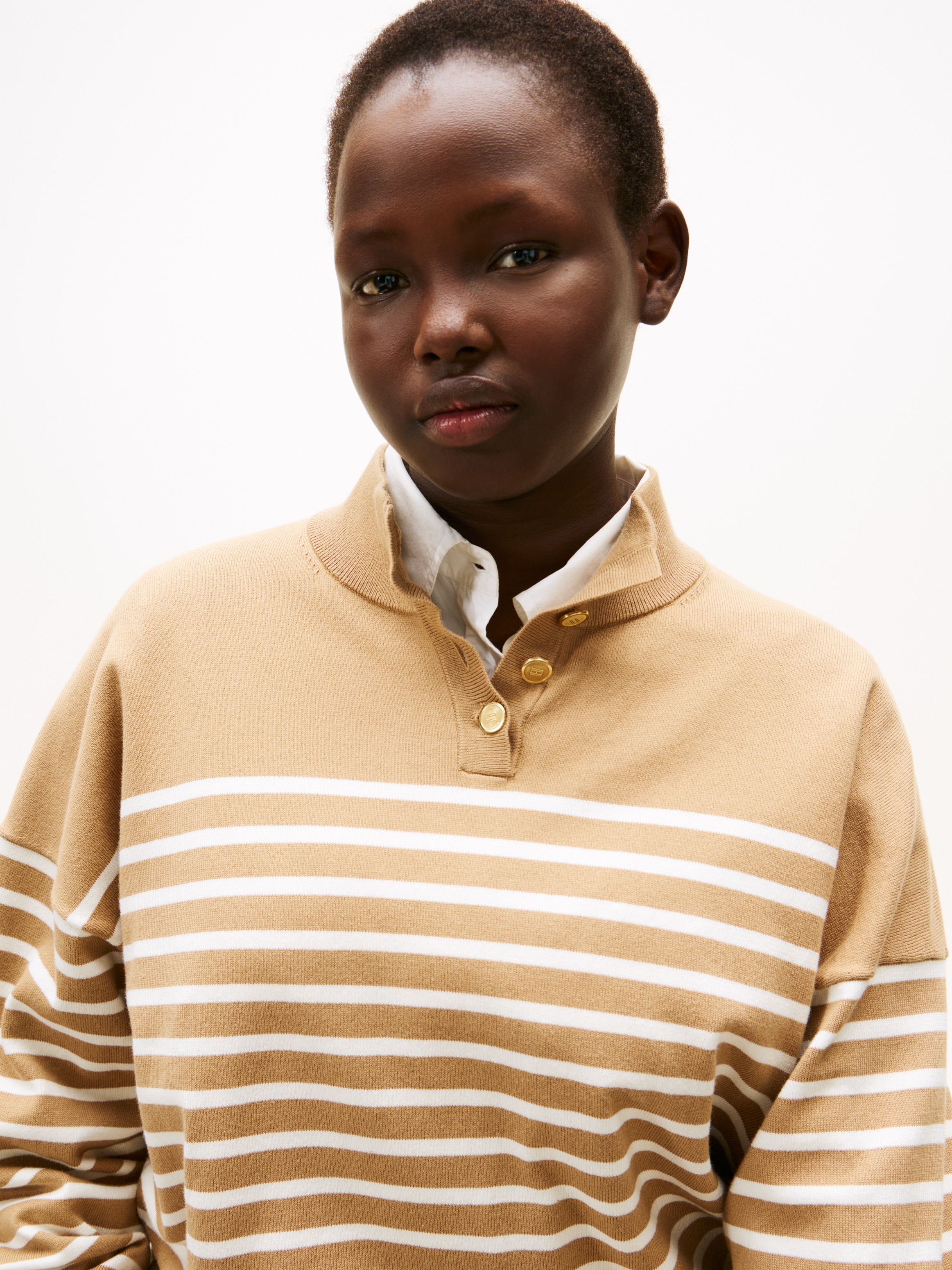 Tommy Hilfiger Curve Stehkragenpullover »CRV CO JERSEY GOLD BTN MK-NK SWT« in grossen Grössen, mit goldfarbenen Knöpfen