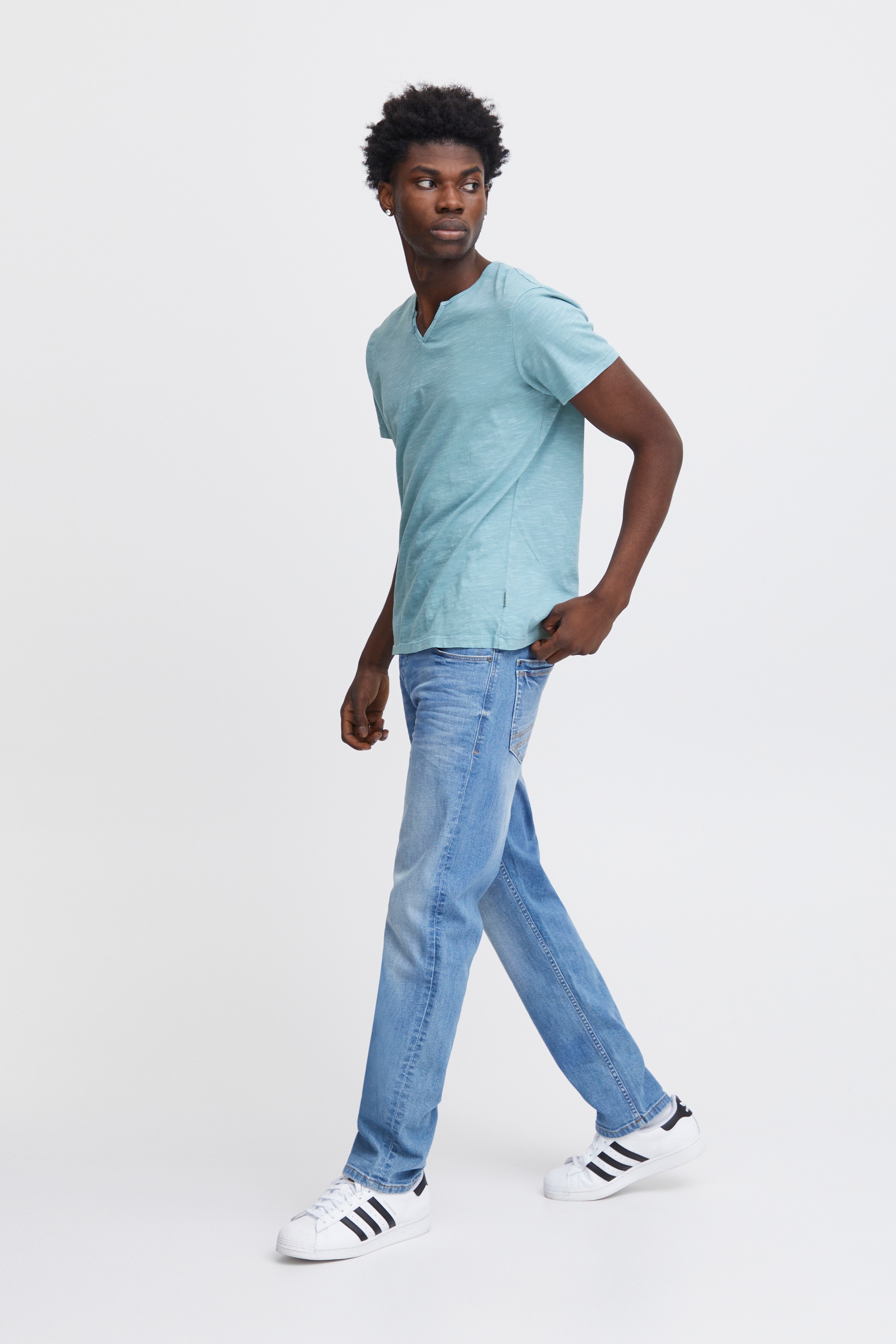 Blend T-Shirt »BHAshton split neck tee« mit Deko-Knopfdetail am Ausschnitt