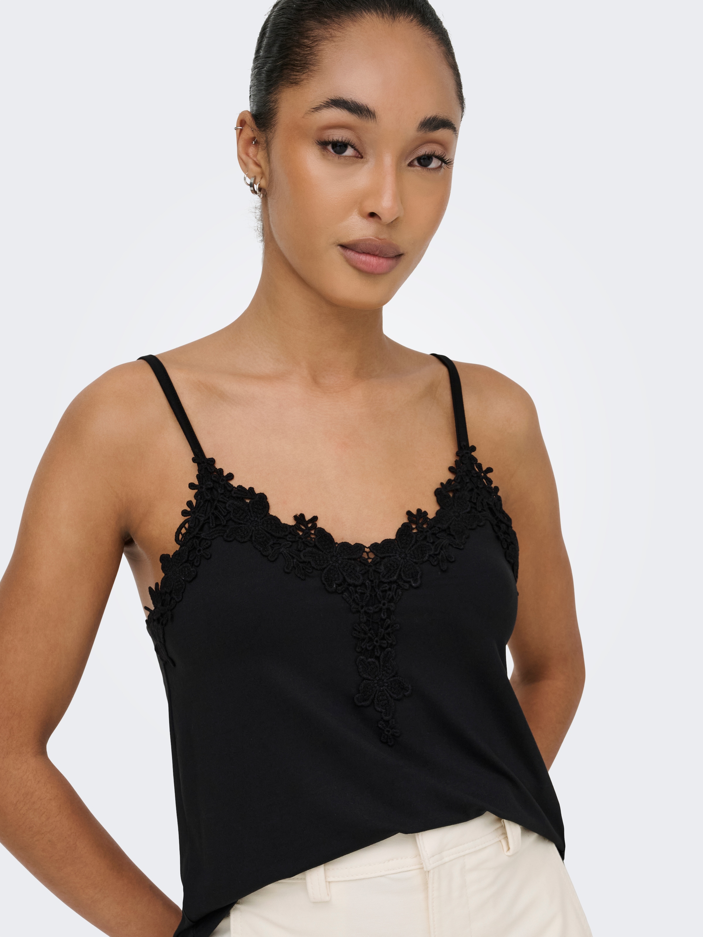 ONLY Top en dentelle »ONLBETINA S/L V-NECK LACE TOP CS JRS« fibre synthétique, coupe régulière