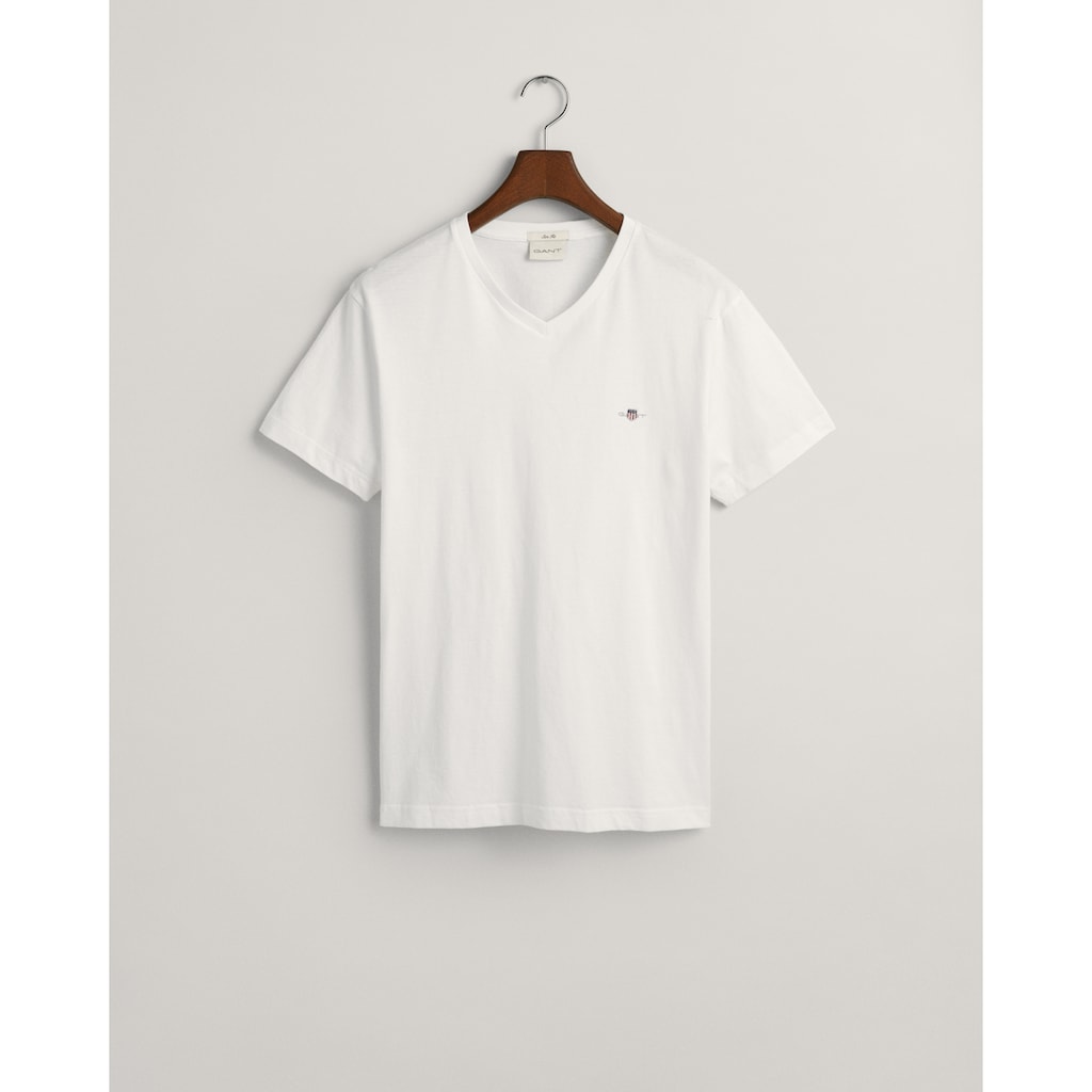 Gant T-Shirt »SLIM SHIELD V-NECK T-SHIRT«, mit einer kleinen Logostickerei auf der Brust