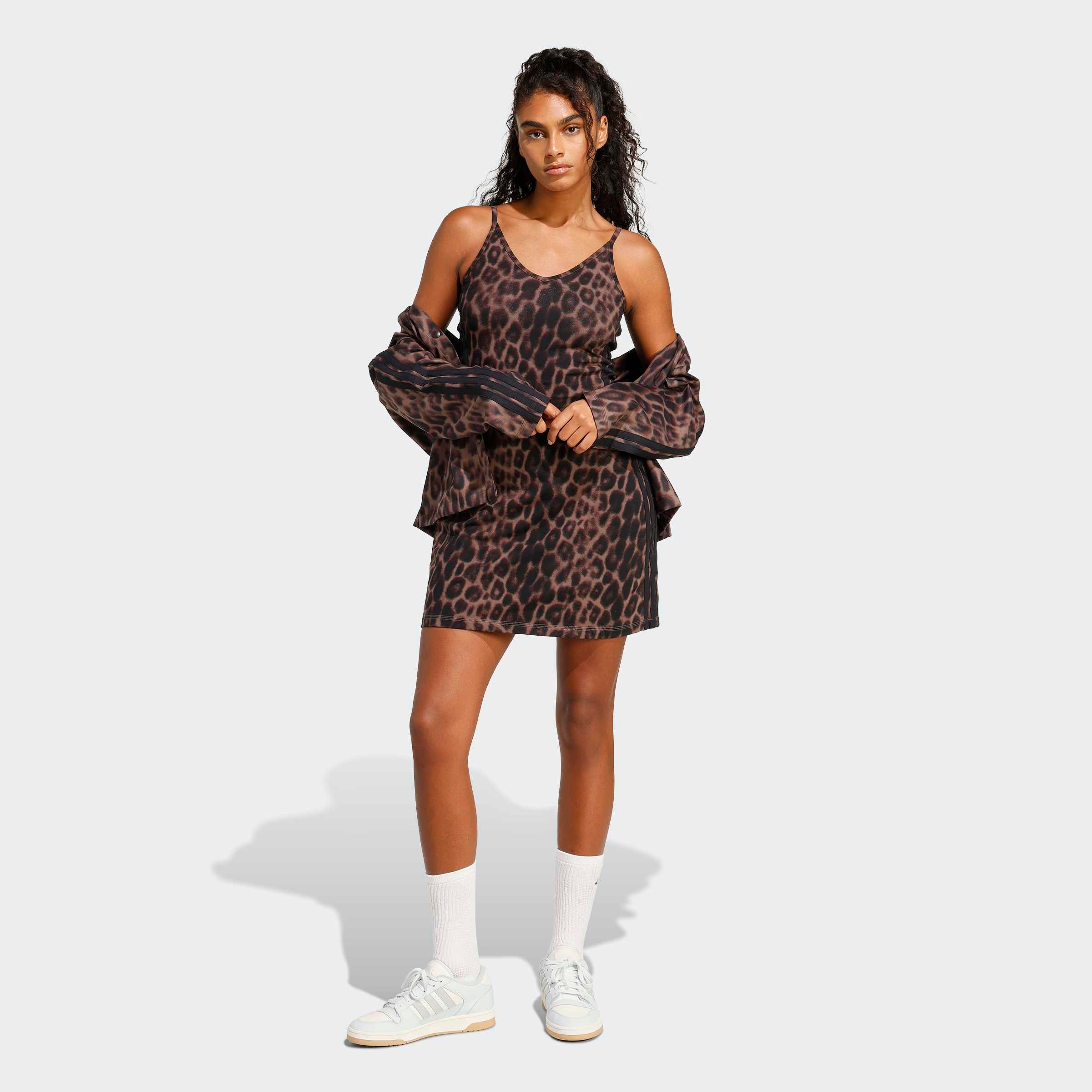 adidas Sportswear Robe t-shirt »SEASONAL ESSENTIALS MIT LEOPARDENPRINT UND 3-STREIFEN«