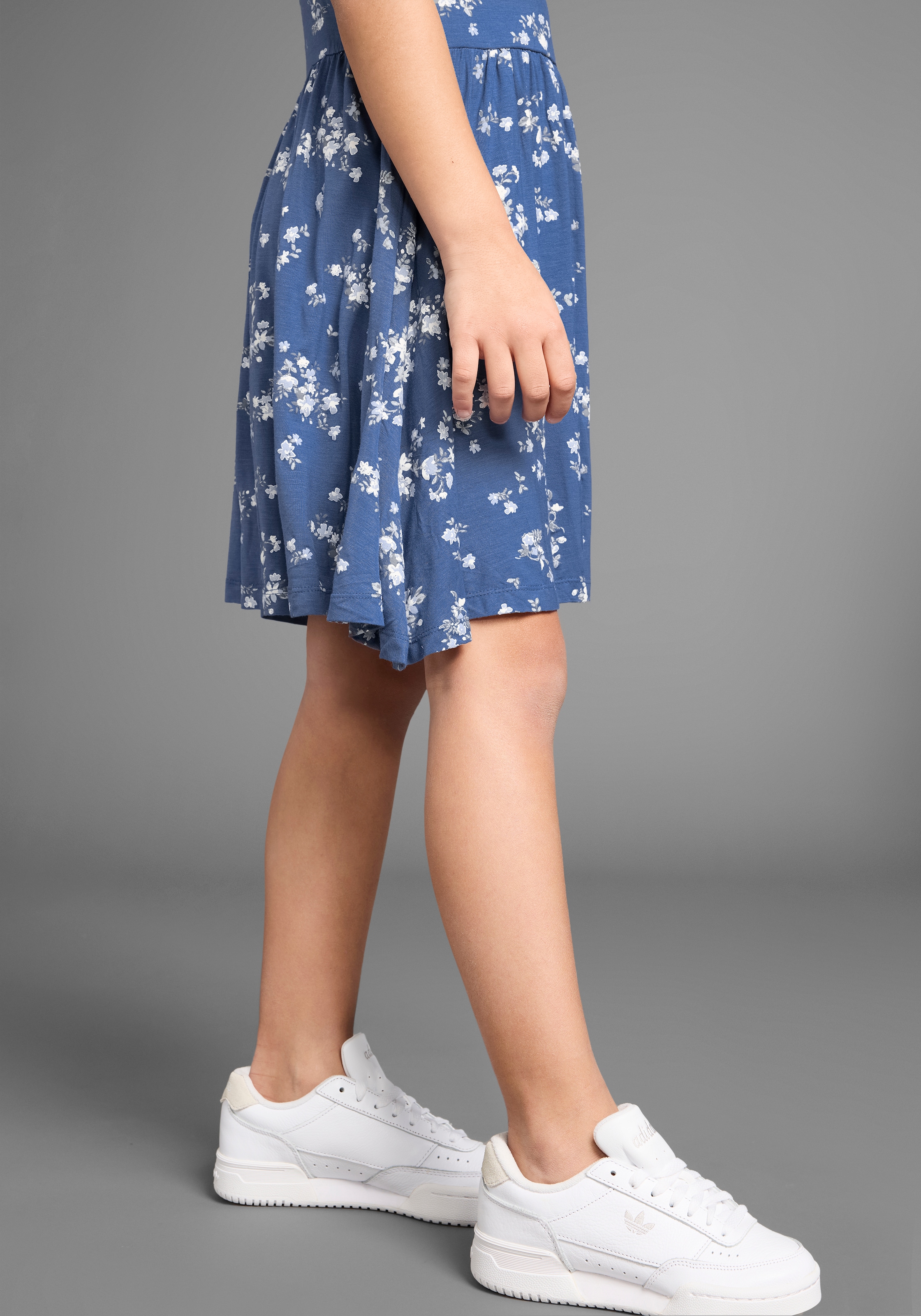 KIDSWORLD Jerseykleid »Trägerkleid, sommerlich mit verstellbaren Trägern«, aus Viskose mit schönem Blumendruck