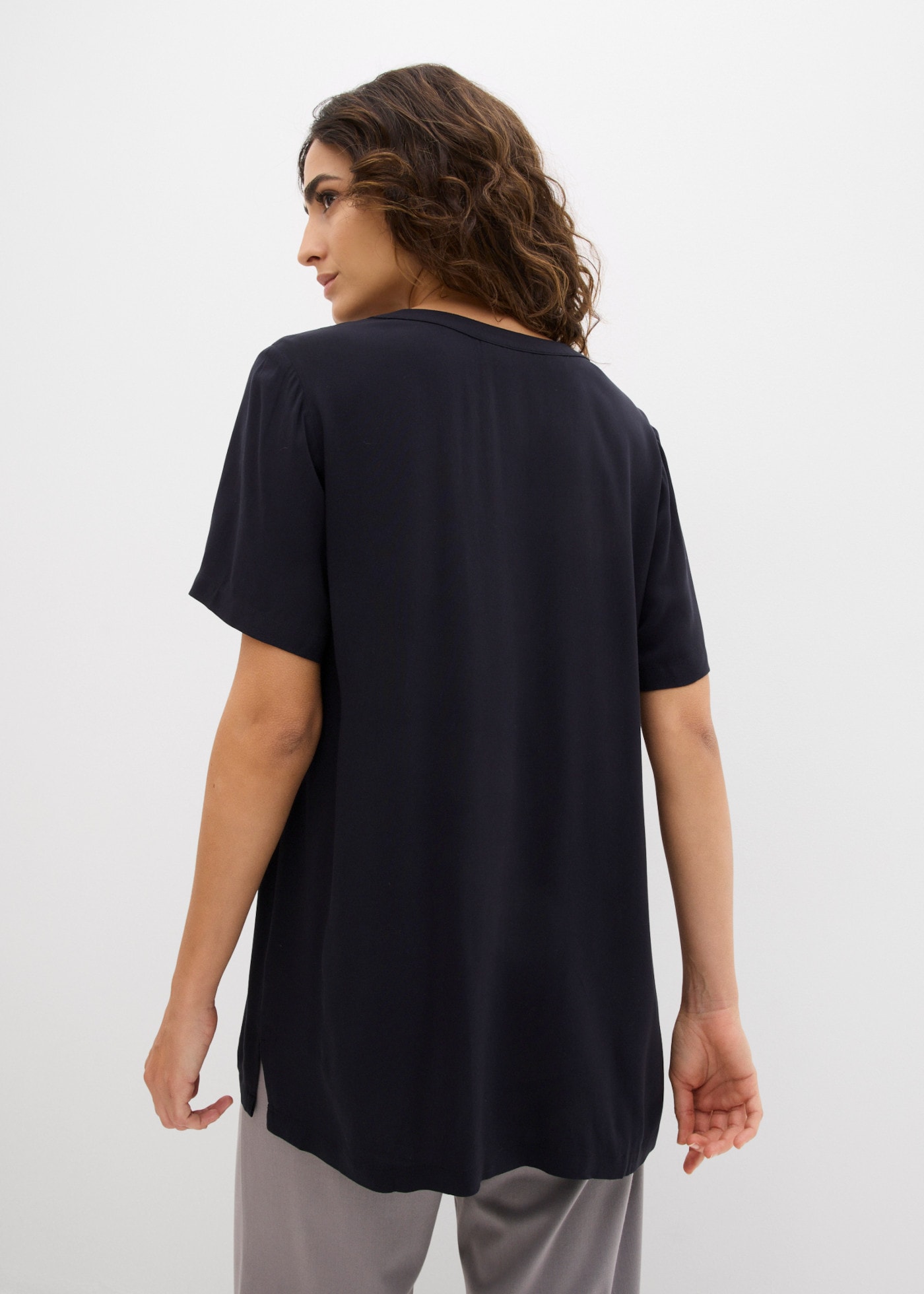 bonprix Tunique longue coupe droite, manches courtes, col henley, en viscose