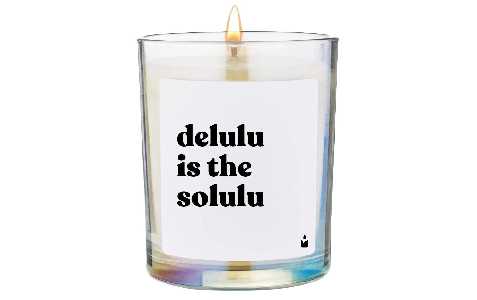Image of Duftkerze "ChattyCandles delulu is the solulu 6,7 x 8 cm"