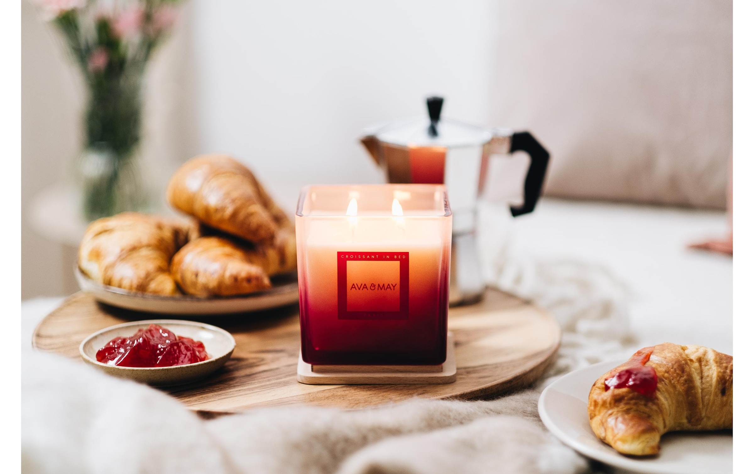 AVA & MAY Duftkerze »Croissant in Bed 450 gr«, Holzart: Esche (Schweden)
