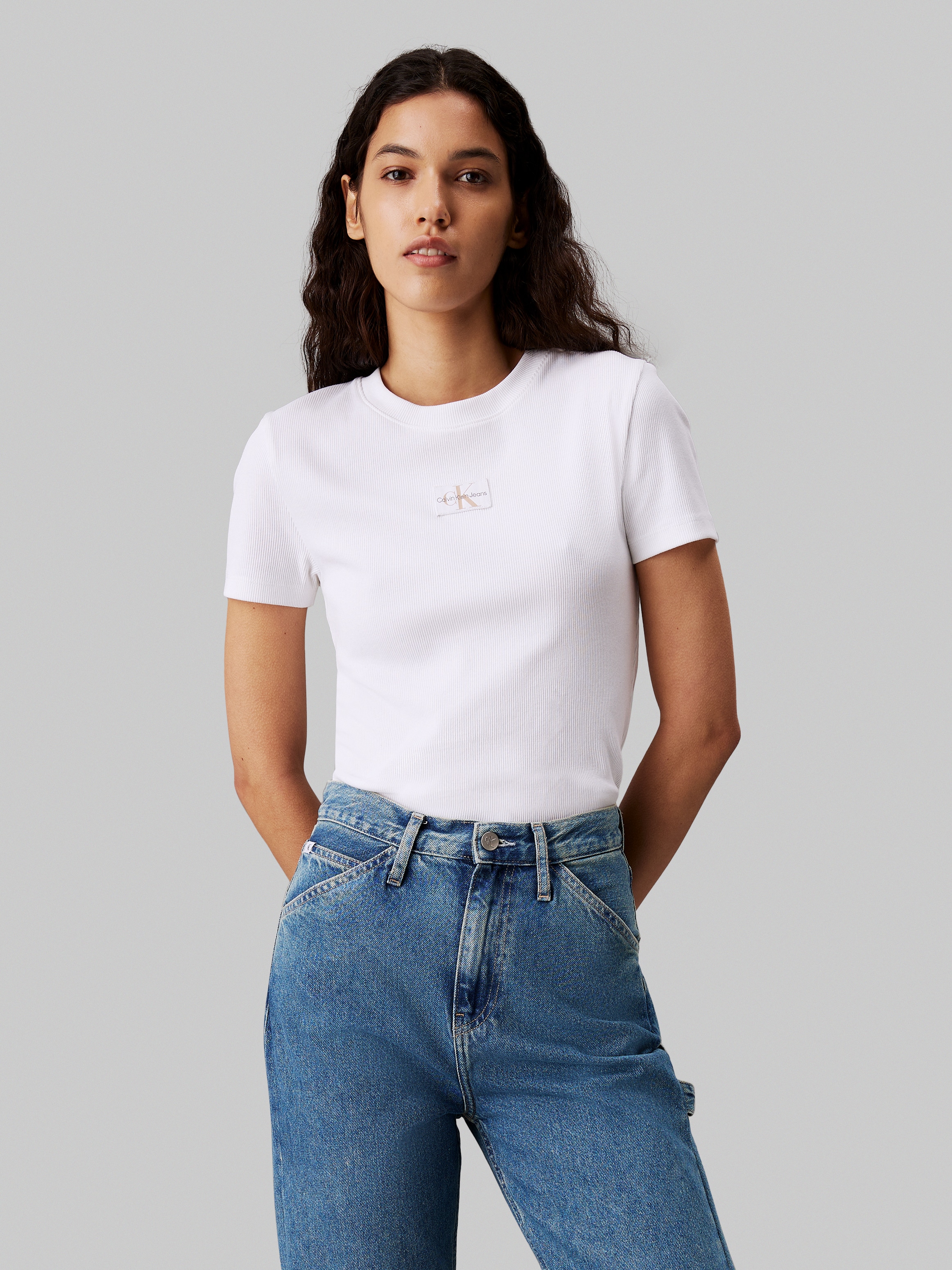 Calvin Klein Jeans T-Shirt »WOVEN LABEL RIB BABY TEE«, mit Logopatch