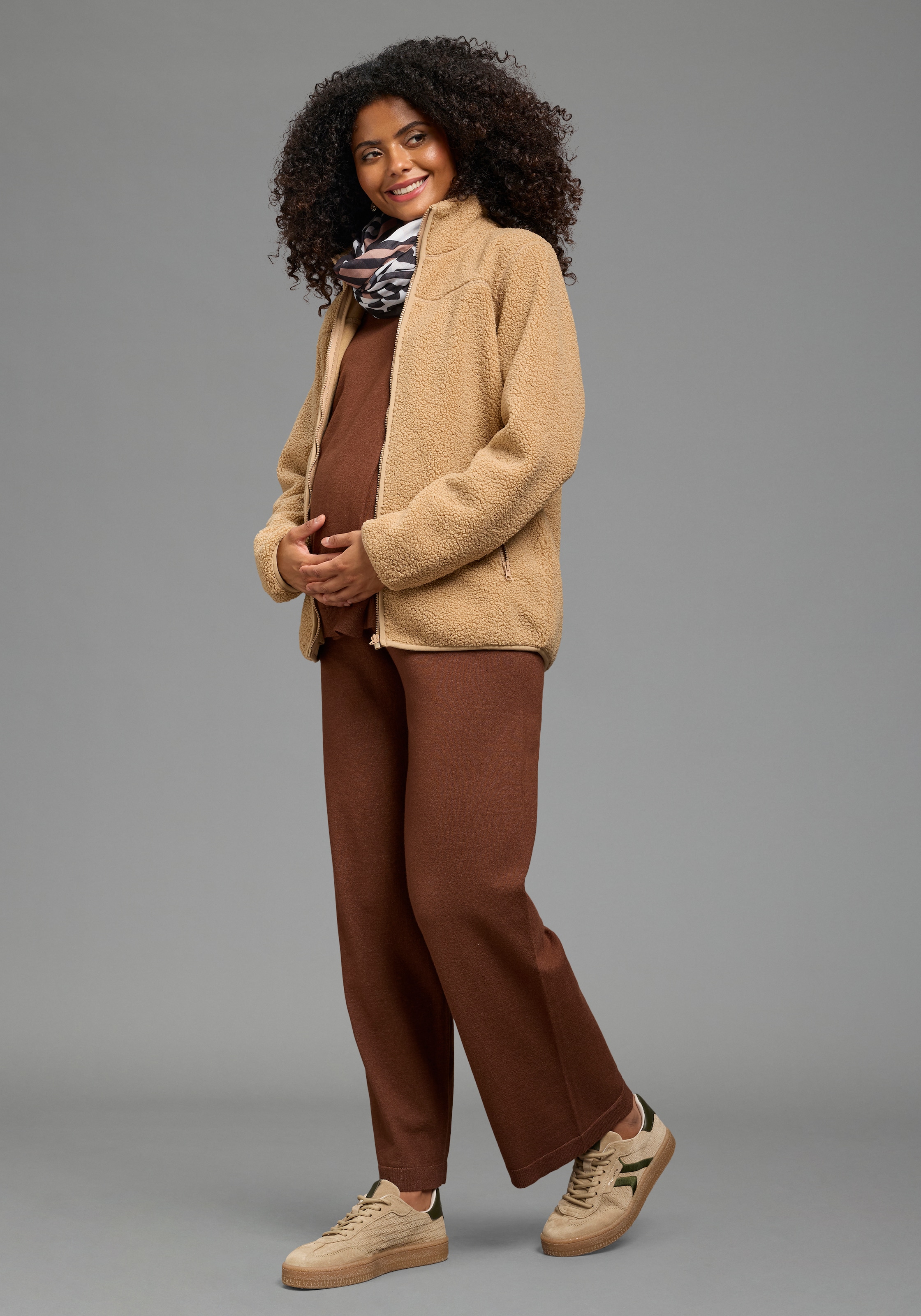 Neun Monate Sweat de maternité »2in1 Umstandsfleecejacke mit zippbaren Baby-Einsatz« avec col montant, en polaire douce, coupe confortable