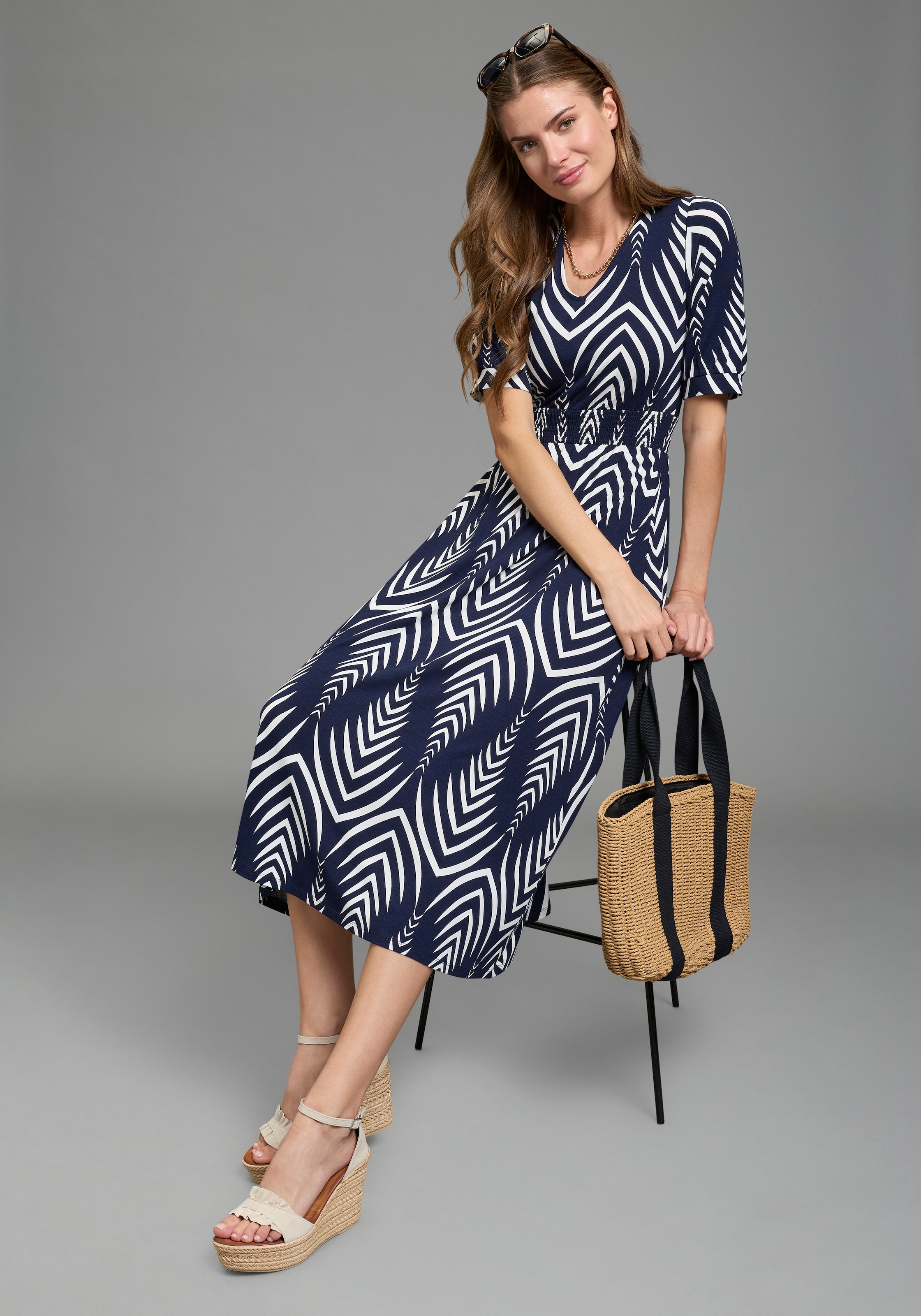 Laura Scott Robe midi mit Ikat-Muster und Smok-Einsatz