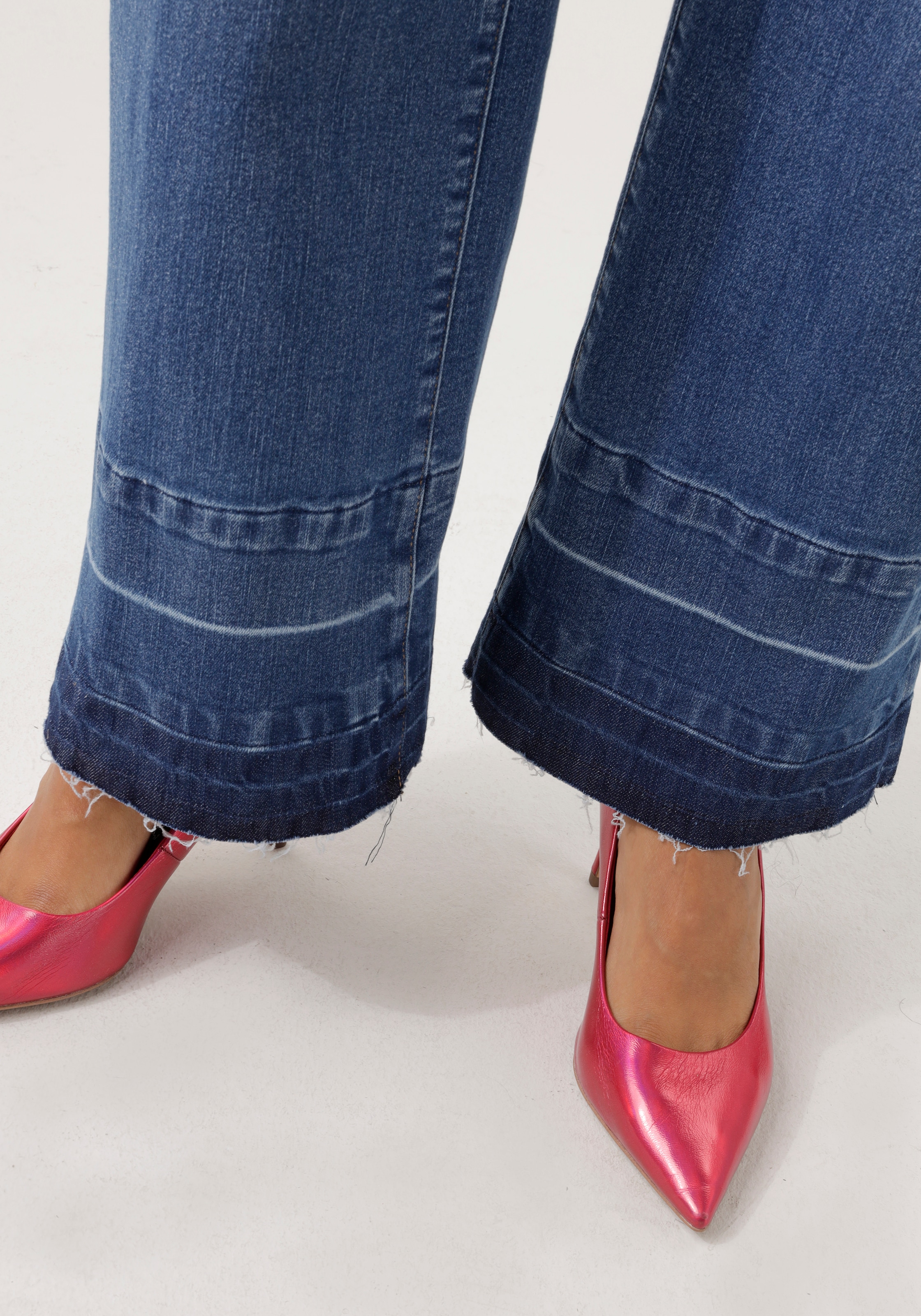 Aniston CASUAL Straight-Jeans, mit trendiger auf Saum ausgefranstem am versandkostenfrei Waschung leicht