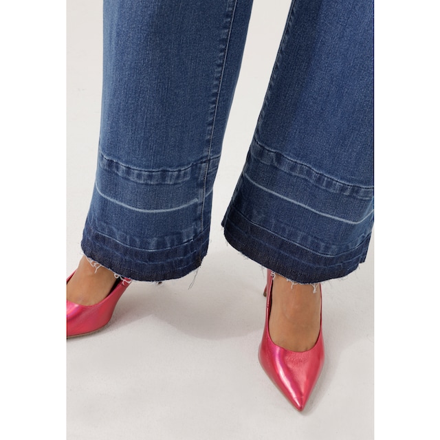 Aniston CASUAL Straight-Jeans, mit trendiger Waschung am leicht  ausgefranstem Saum versandkostenfrei auf