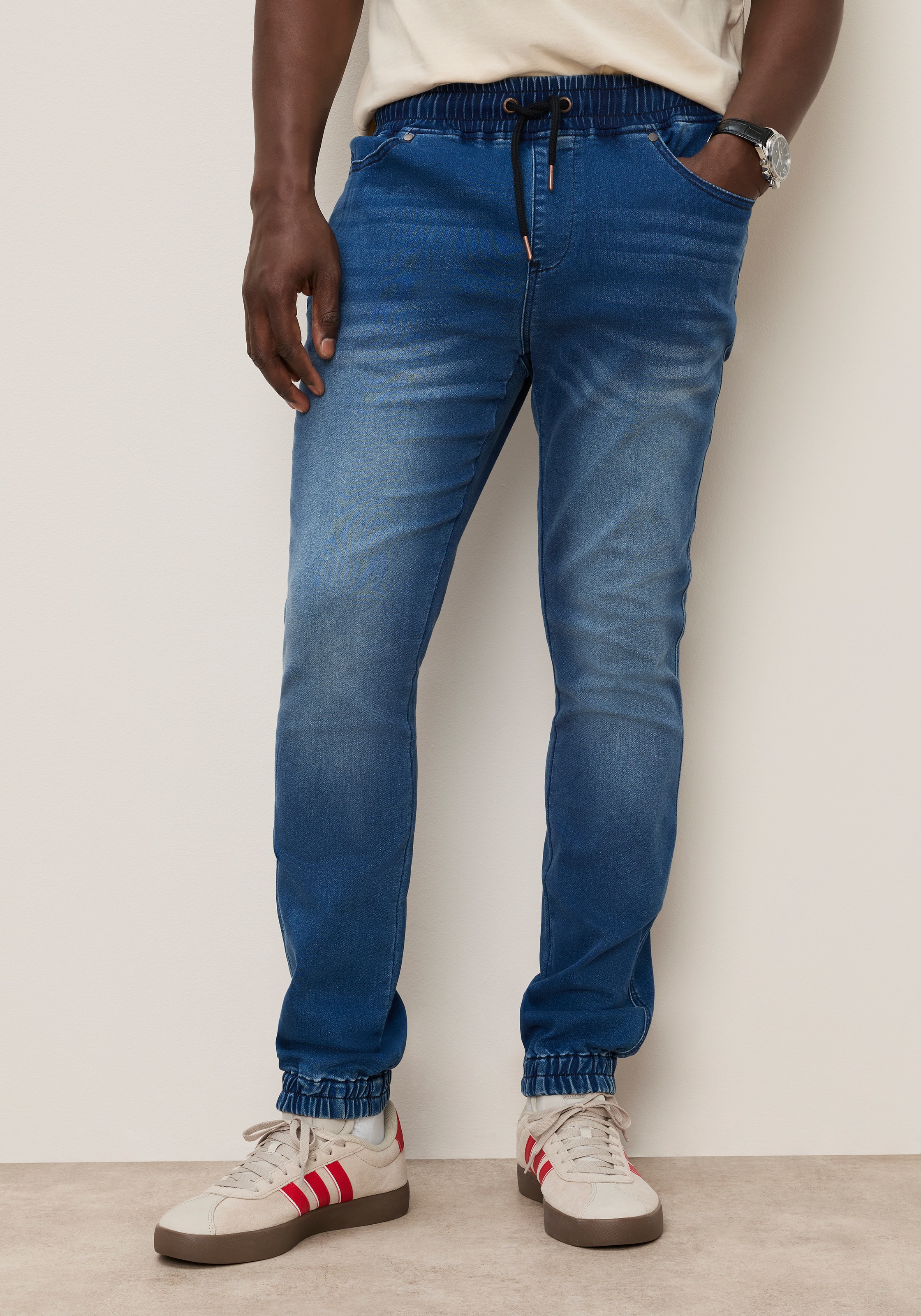 Image of DELMAO Jogg Pants mit Eingrifftaschen und Gesässtaschen, Comfort Fit, gerader Beinverlauf