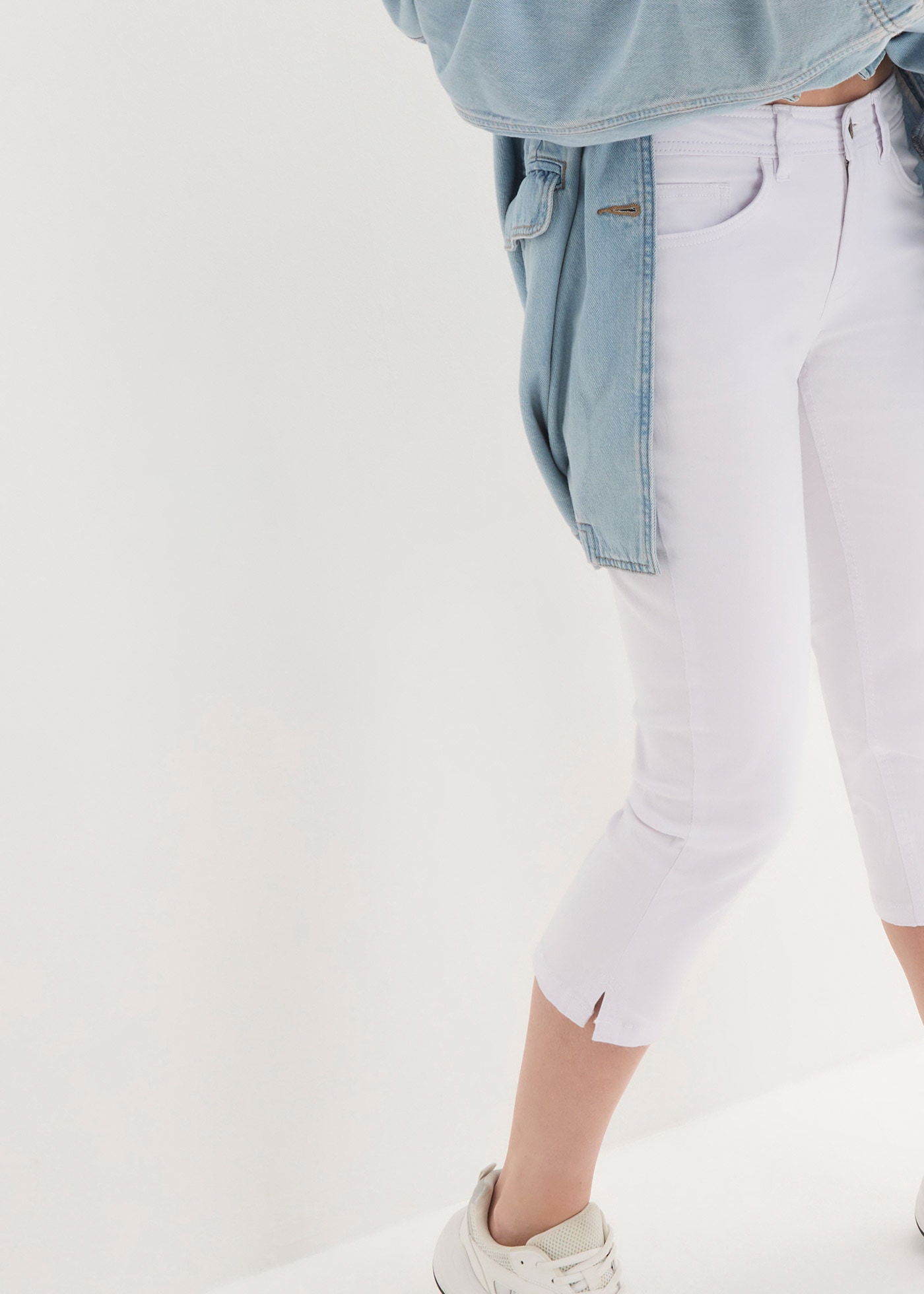 bonprix Jeans capri »Slim Fit Jeans Mid Waist, cropped« look 3/4 capri, style cinq poches, Regular Fit, jambes étroites