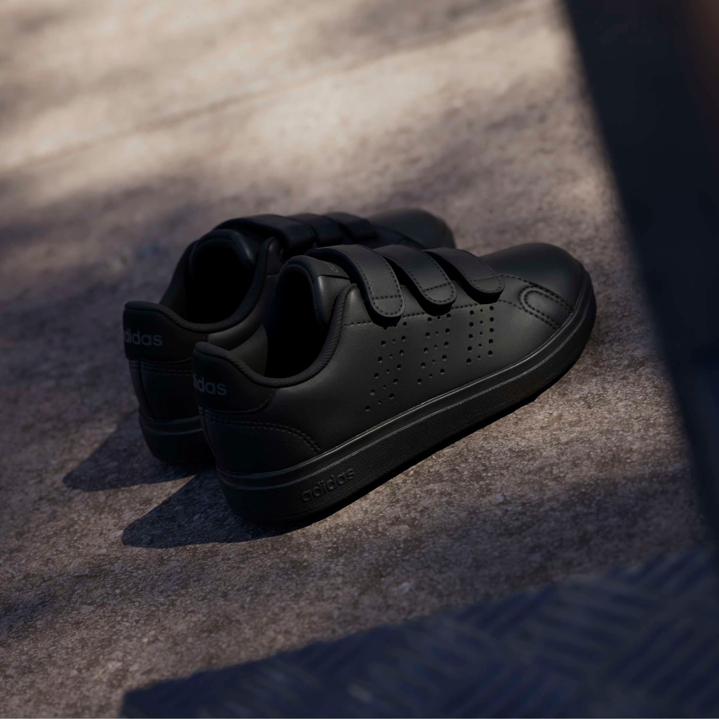 adidas Sportswear Chaussures à scratch »ADVANTAGE BASE 2.0 KIDS«  Design auf den Spuren des adidas Stan Smith, für Kinder & Jugendliche