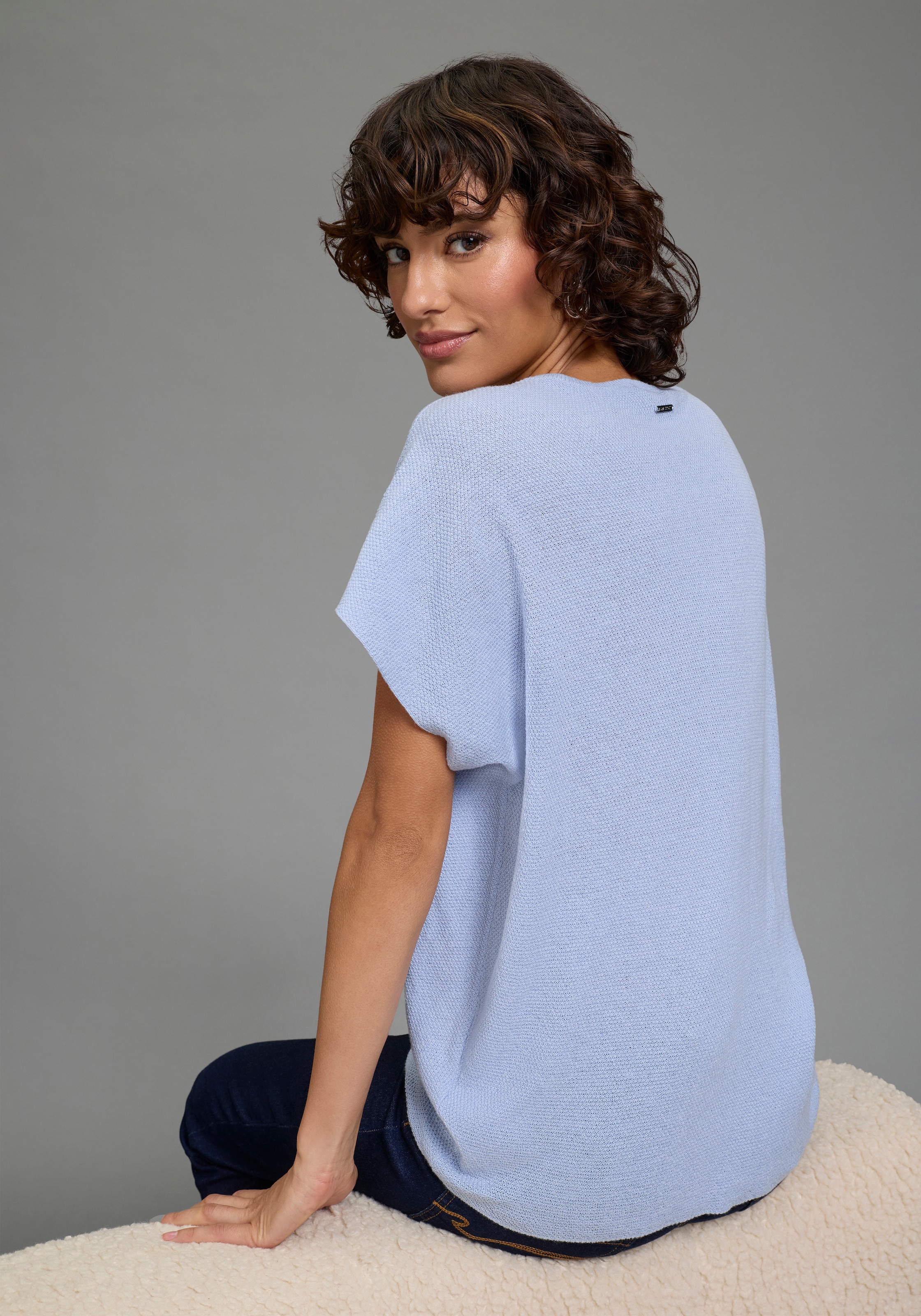 Laura Scott Pull à manches courtes »aus sommerlich leichtem Perlstrick in Shirt-Form« mit moderner, lässiger Passform und schönem V-Ausschnitt