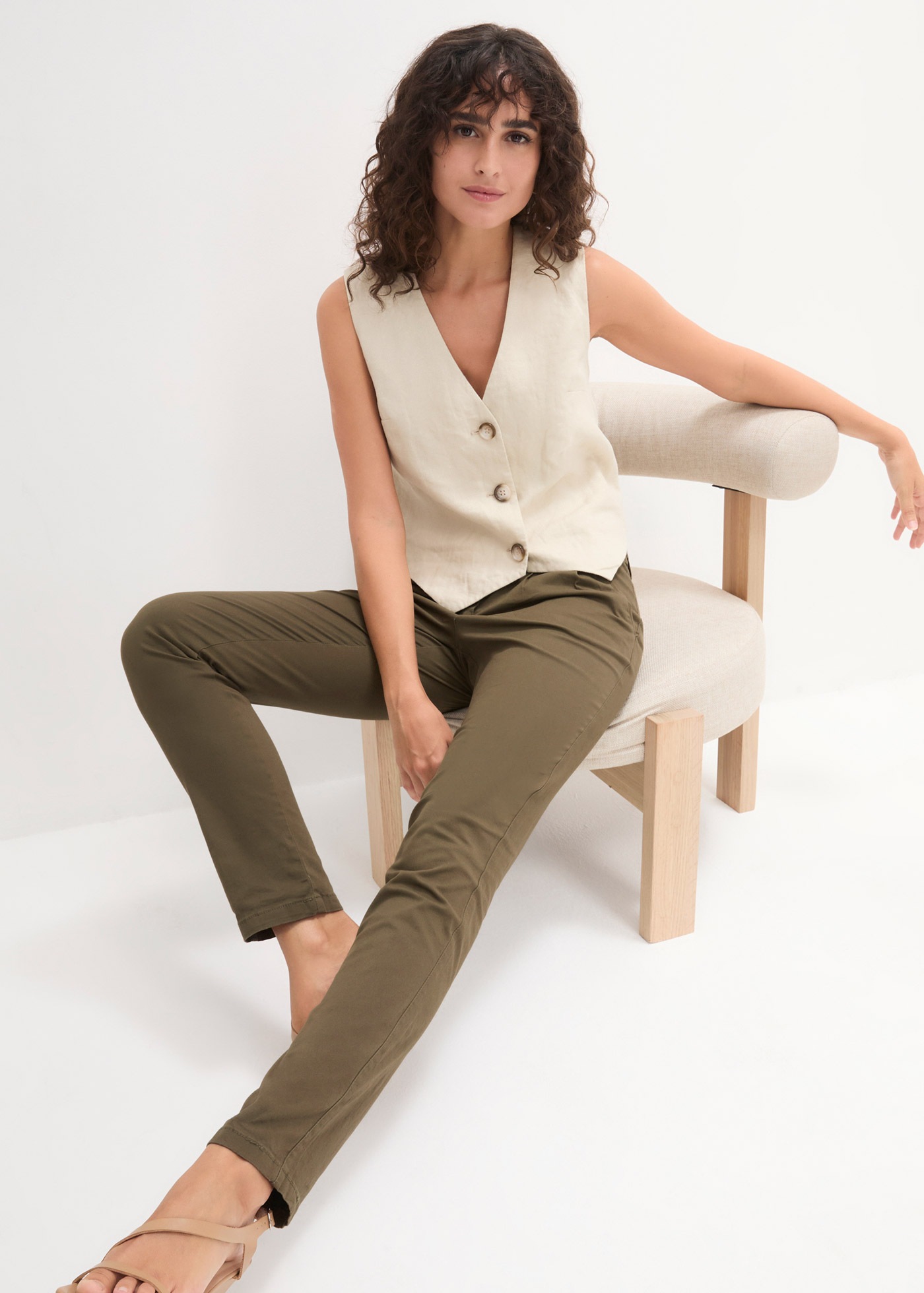 bonprix Chinos  forme étroite, avec plis sur la ceinture et poches pratiques