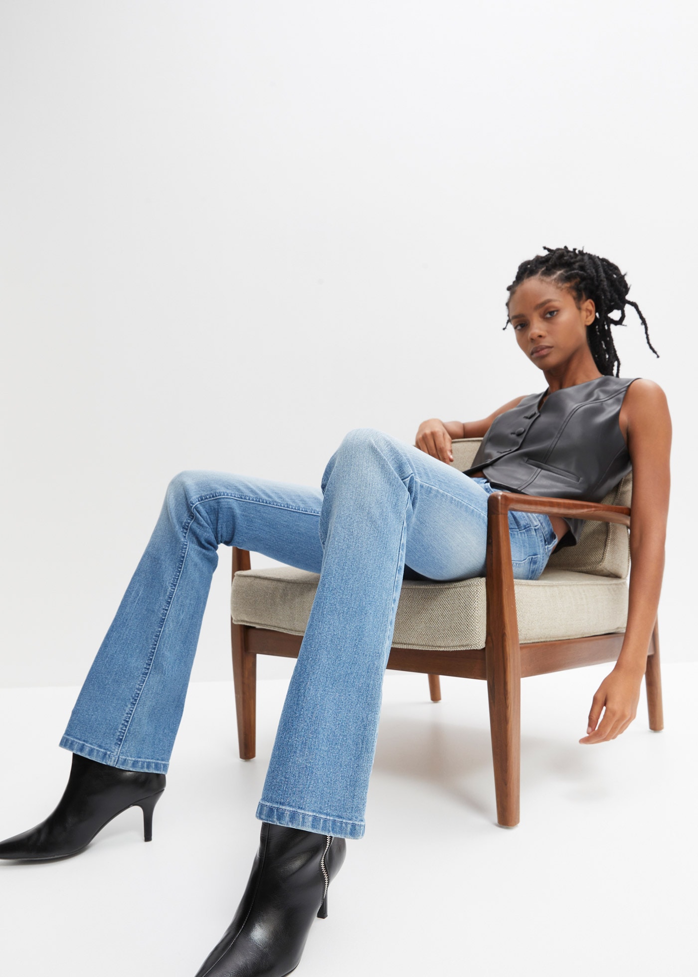 bonprix »Flared Jeans Mid Waist, Stretch« style 5 poches, en coton, polyester et élasthanne, taille mi-haute