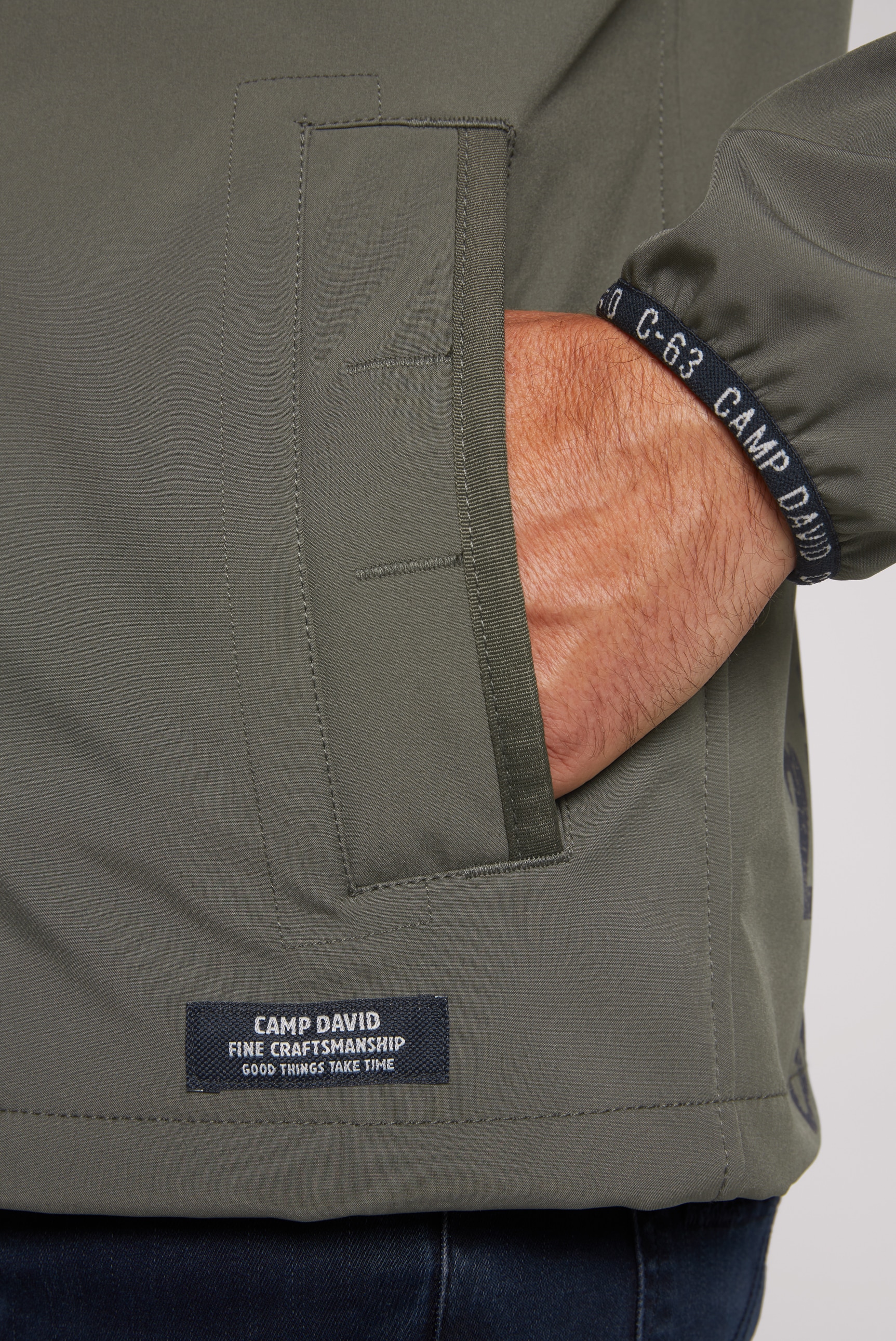 Entdecke CAMP DAVID Softshelljacke, mit Kapuze, mit Logo-Applikationen  vorne und hinten auf | Übergangsjacken