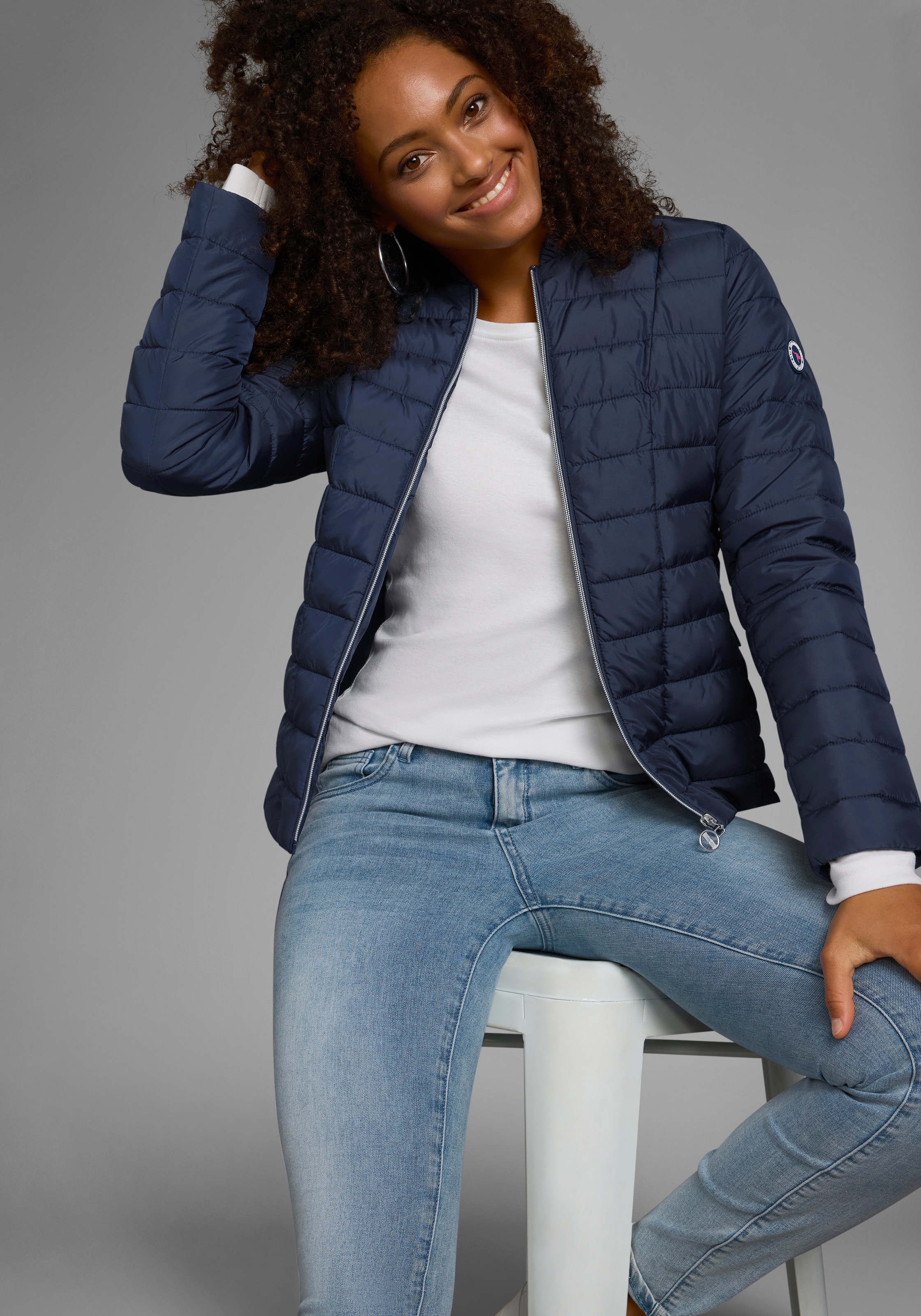 KangaROOS Steppjacke figurbetonter Schnitt,  hüftlange Passform