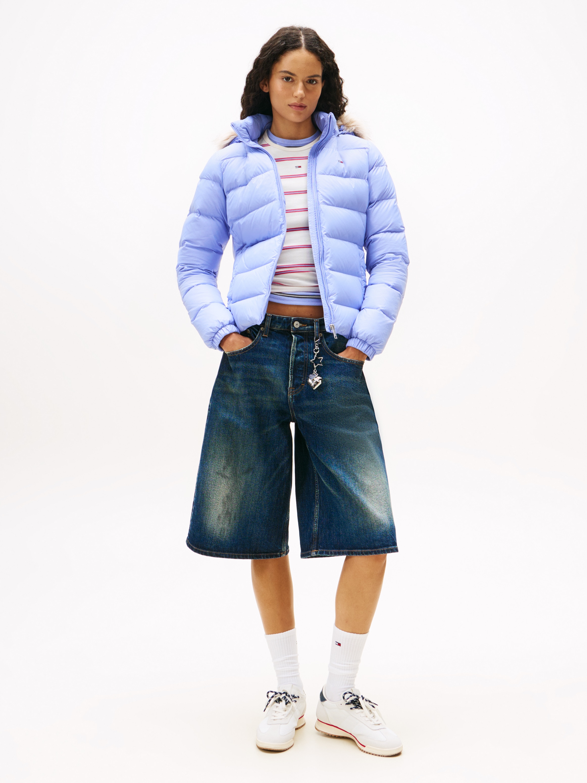 Tommy Jeans Veste matelassée »TJW BASIC HOODED DOWN JACKET EXT« avec capuche avec broderie du logo