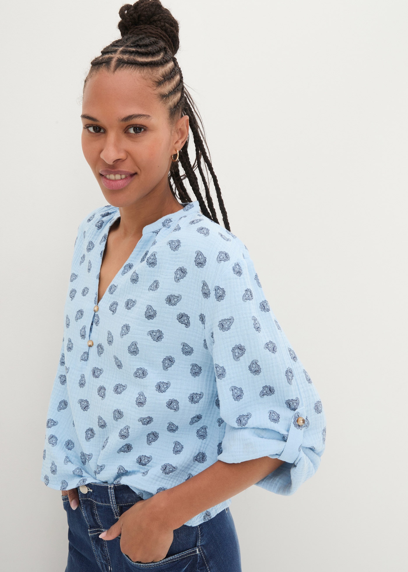 bonprix Langarmbluse »Oversize-Bluse aus luftigem Musselin« mit All-Over Print, V-Ausschnitt und Zierknöpfen aus Musselin