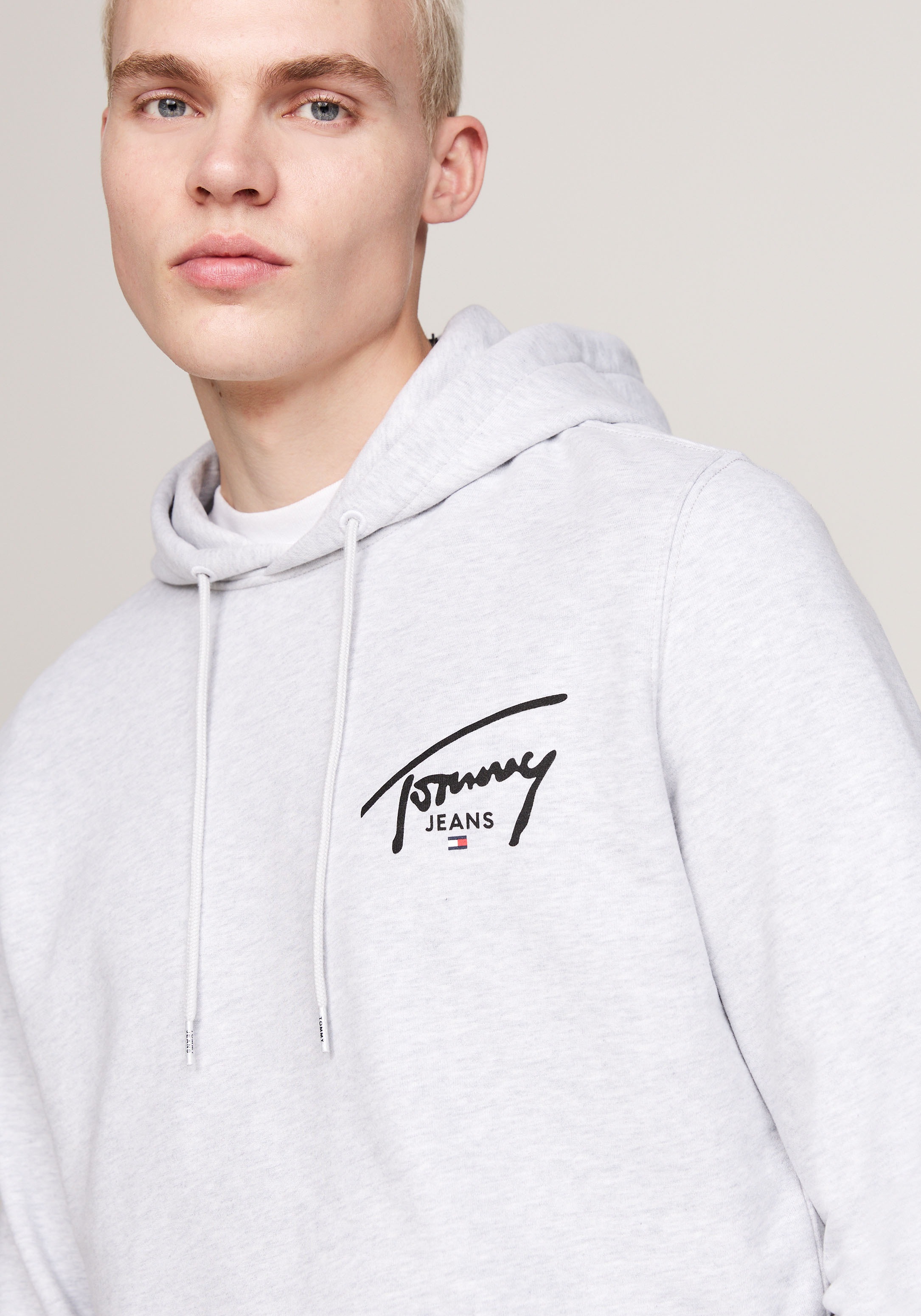 Tommy Jeans Kapuzensweatshirt »TJM REG ENTRY GRAPHIC HOODIE EXT«, mit Logoschriftzug