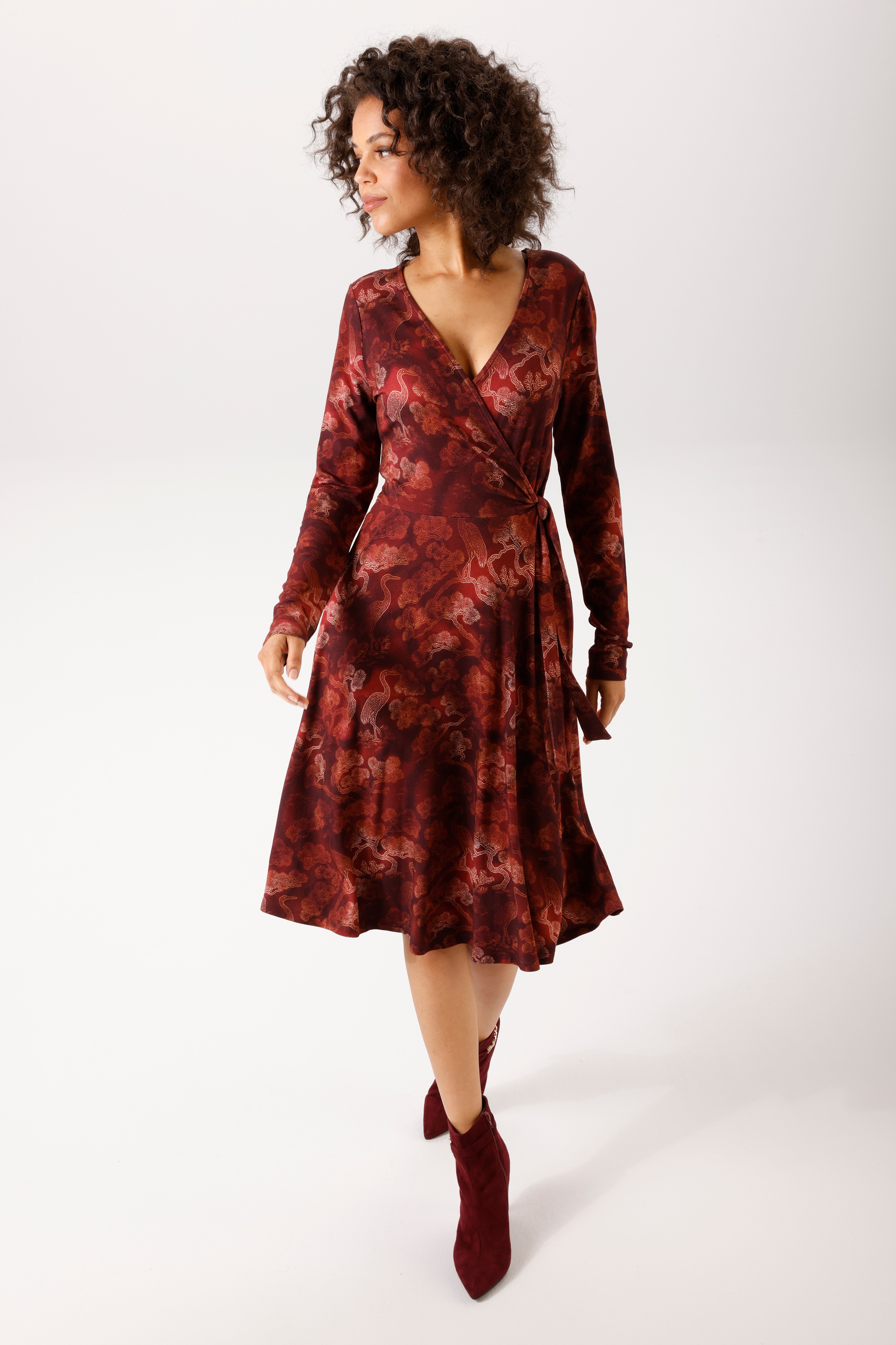 Aniston CASUAL Jerseykleid mit Kranichen im fantasievollen, fernöstlichen Druck - NEUE KOLLEKTION