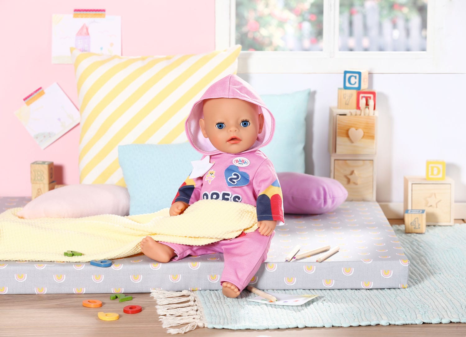 Baby Born Puppenkleidung »Kindergarten Einteiler & Badges, 36 cm«, mit Kleiderbügel