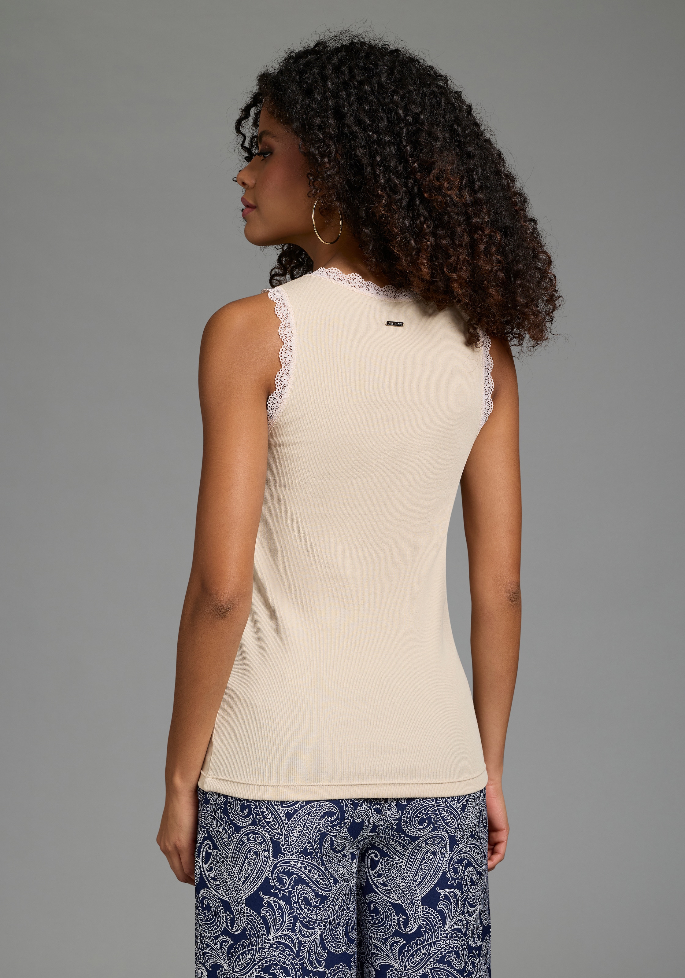 Laura Scott Tanktop mit V-Ausschnitt und Knopfleiste, Spitzenborte, hüftbedeckende Länge