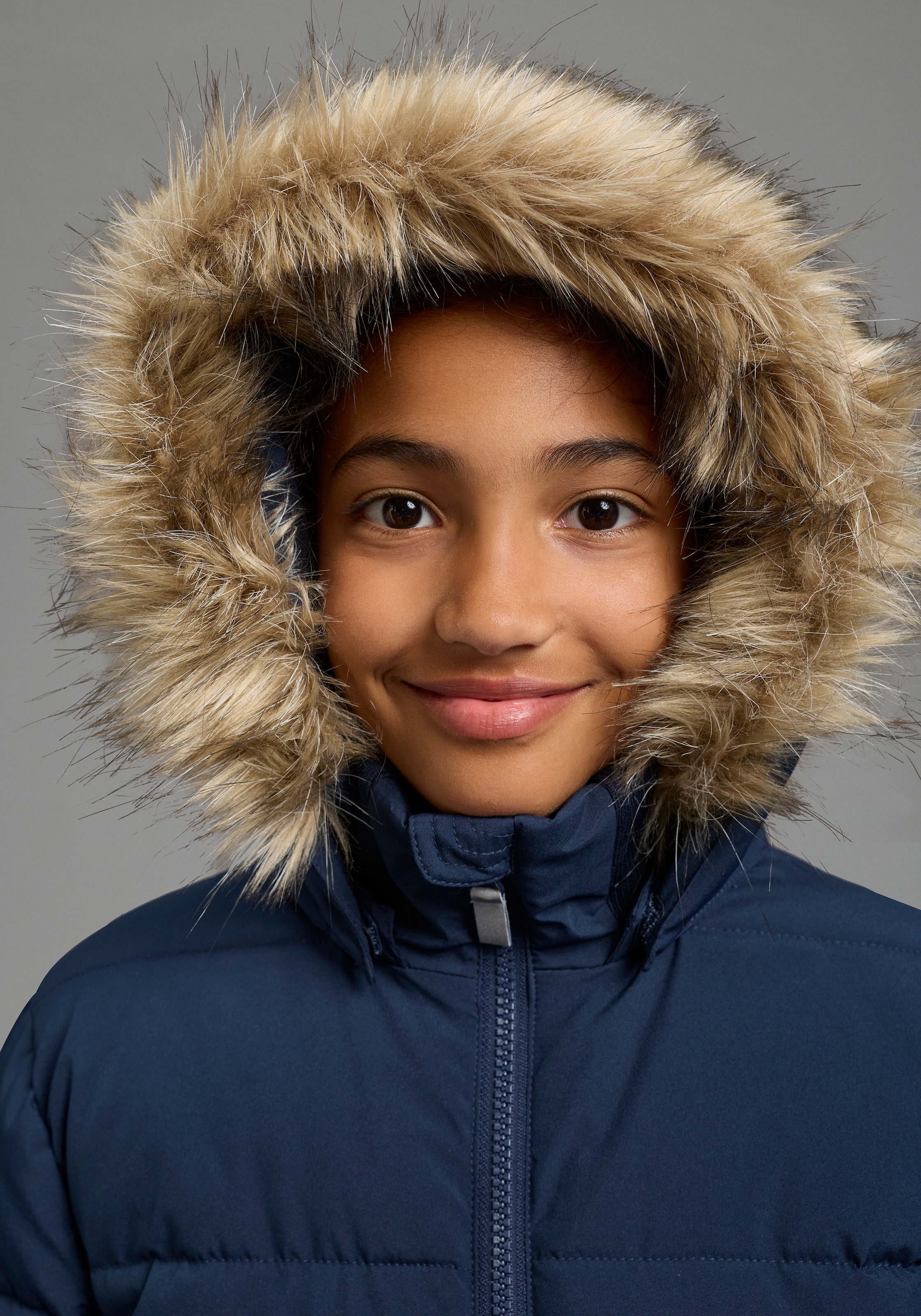 KangaROOS Veste d'extérieur »Winterjacke mit Fellkragen und reflektierenden KangaROOS Logo-Print« avec capuche Veste chaude avec large bord-côte, doublure à capuche,